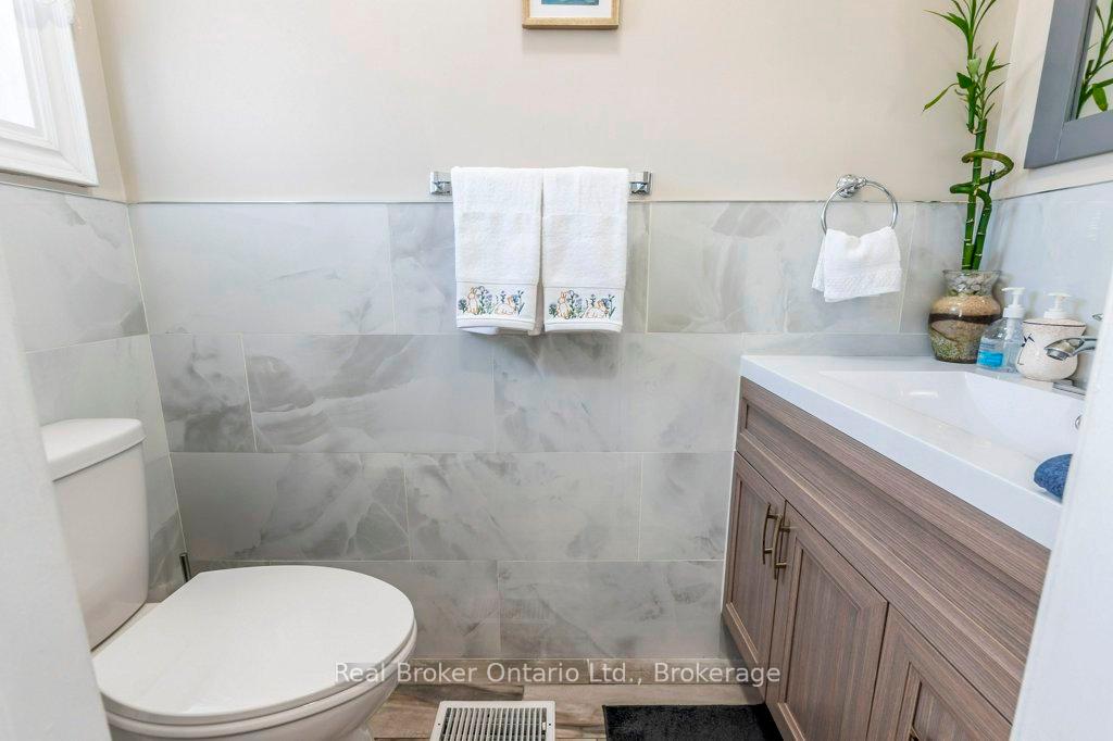 3 Bedrooms Condo at 610 Barton,  Hamilton For sale