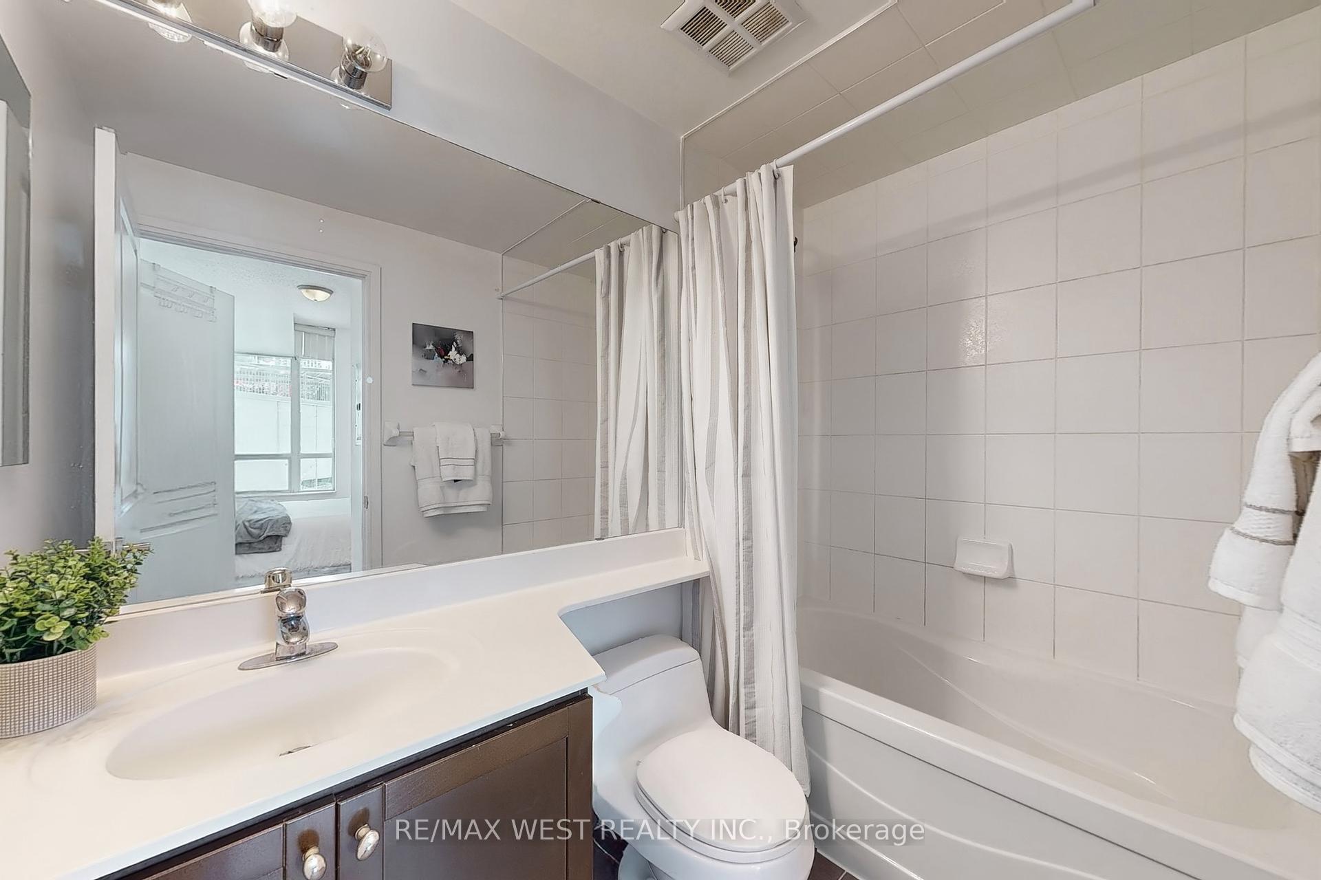 2 Bedrooms Condo at 80 Absolute, Mississauga For sale