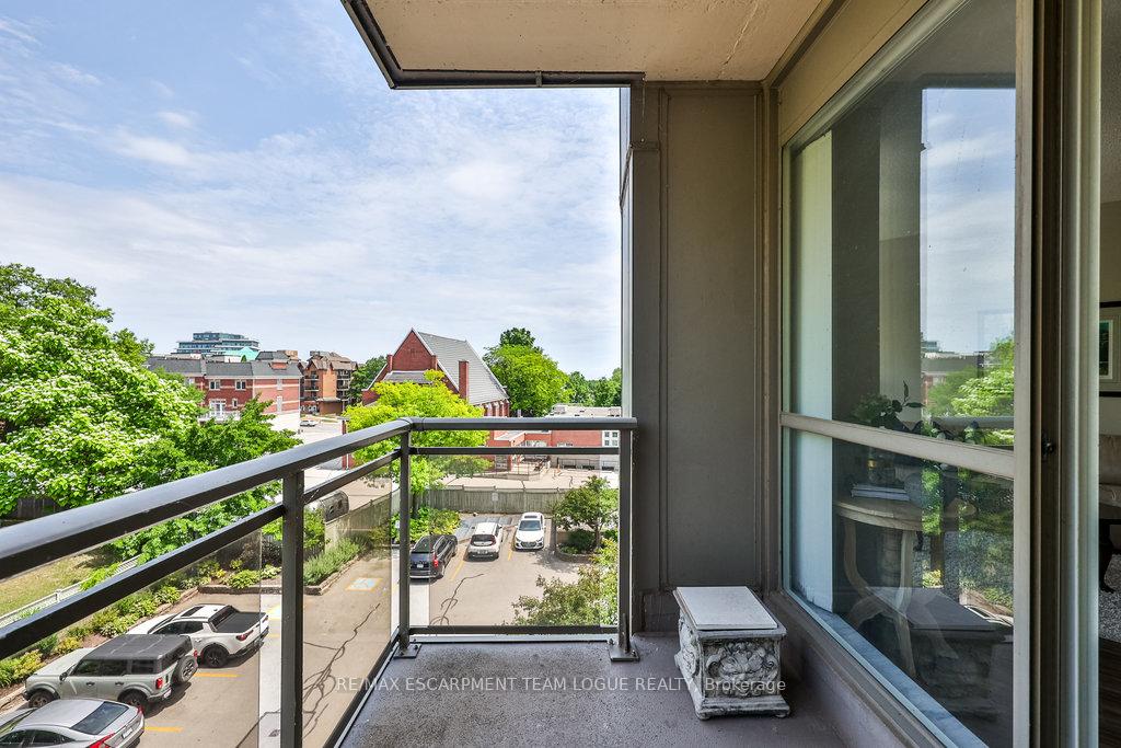 2 Bedrooms Condo at 2511 Lakeshore, Oakville For sale