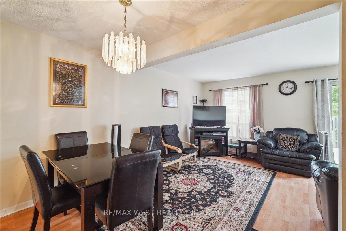 5 Bedrooms Condo at 44 Chester Le, Toronto For sale