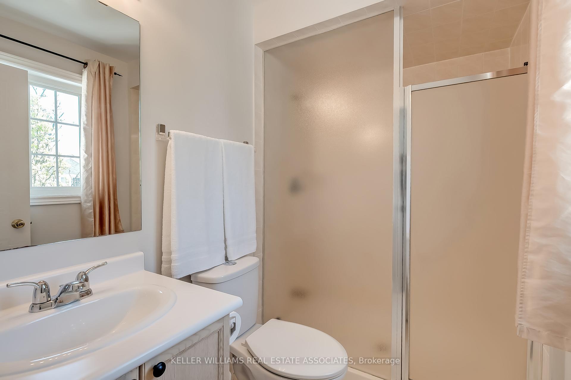 4 Bedrooms Condo at 5305 Glen Erin, Mississauga For sale