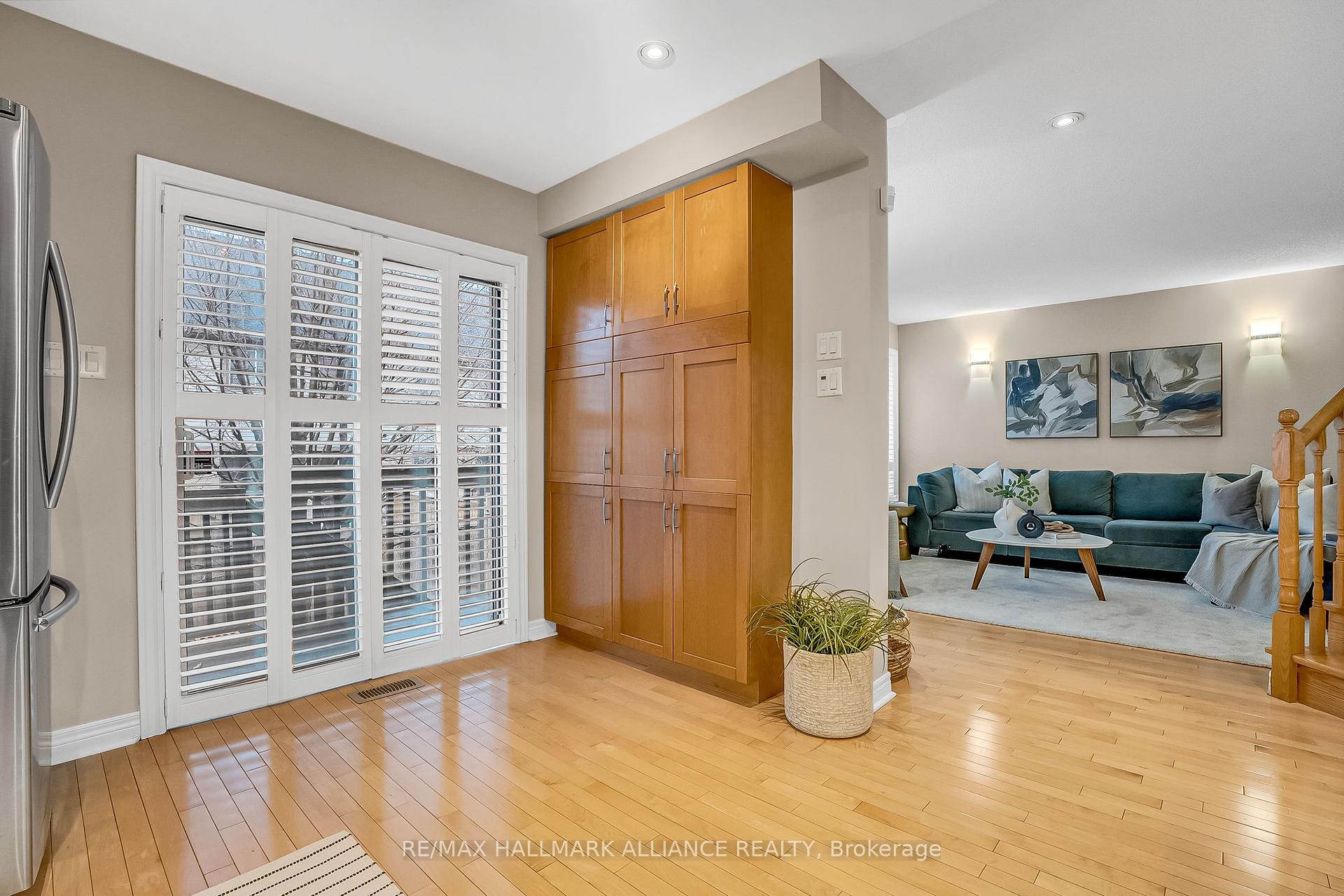 3 Bedrooms Condo at 5031 East Mill,  Mississauga For sale