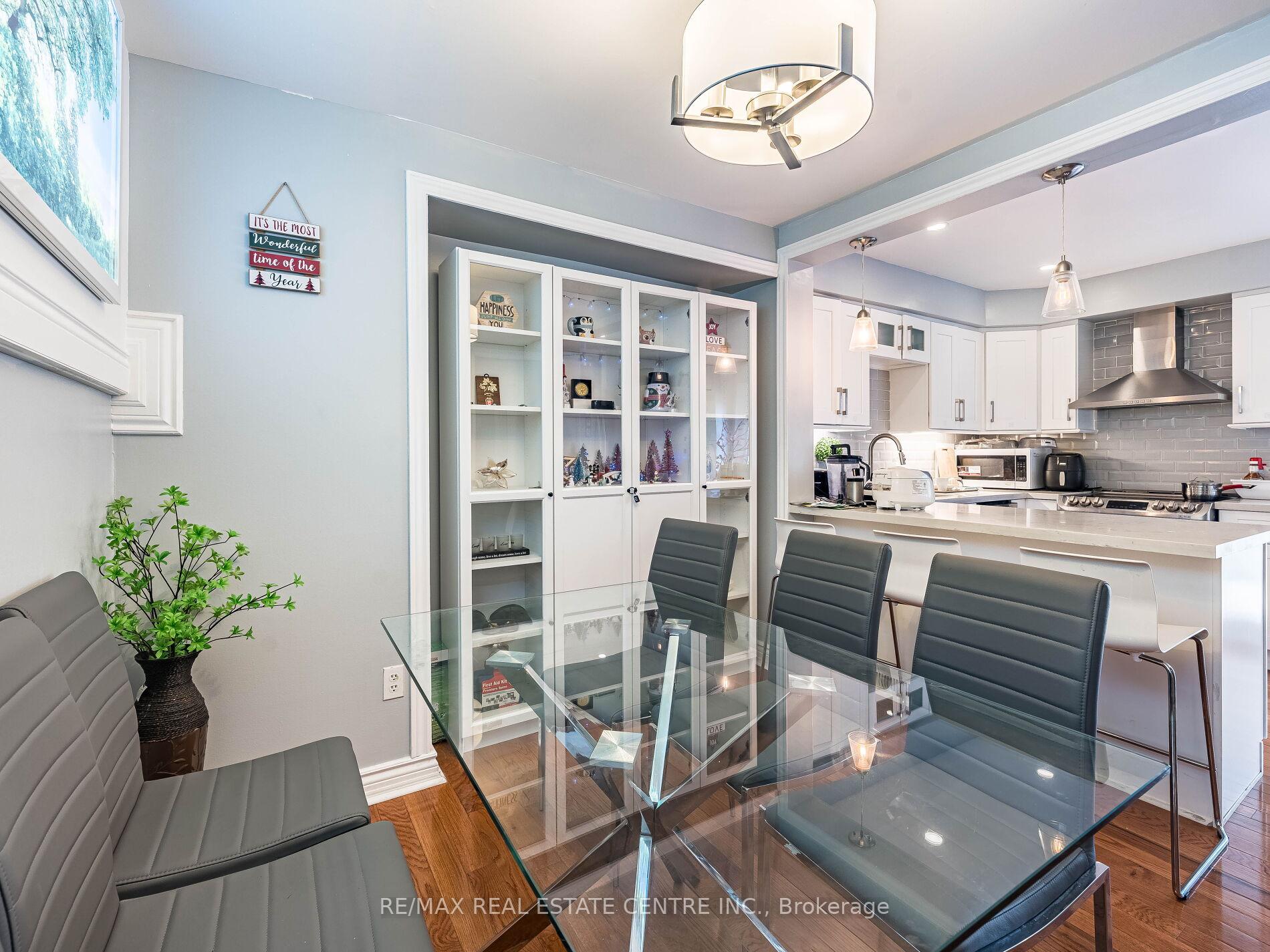 5 Bedrooms Condo at 34 San Roberto, Toronto For sale