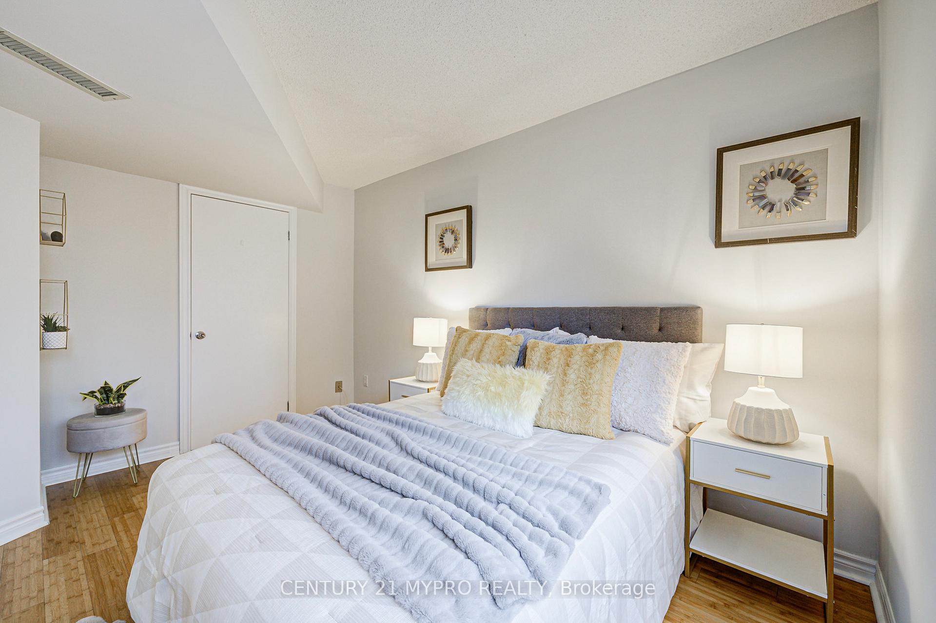 2 Bedrooms Condo at 1001 Bay, Toronto For sale