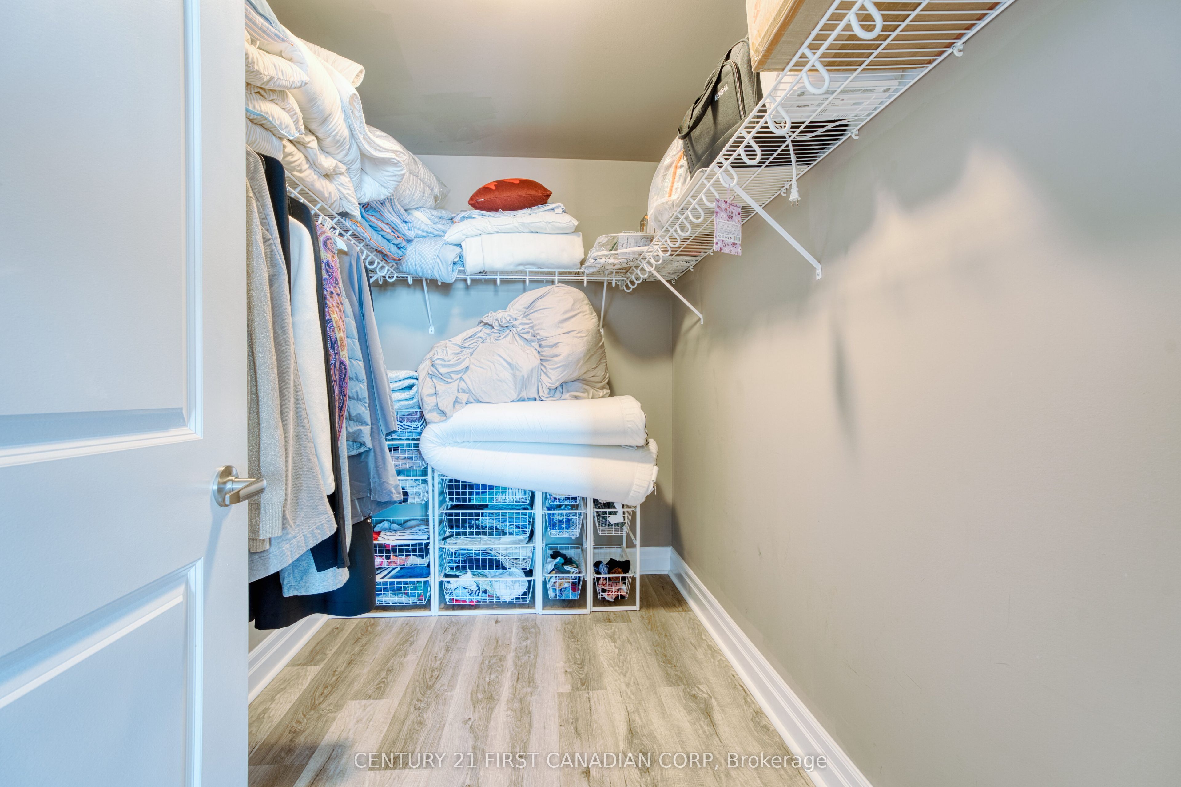 240 Villagewalk Boulevard, #812
