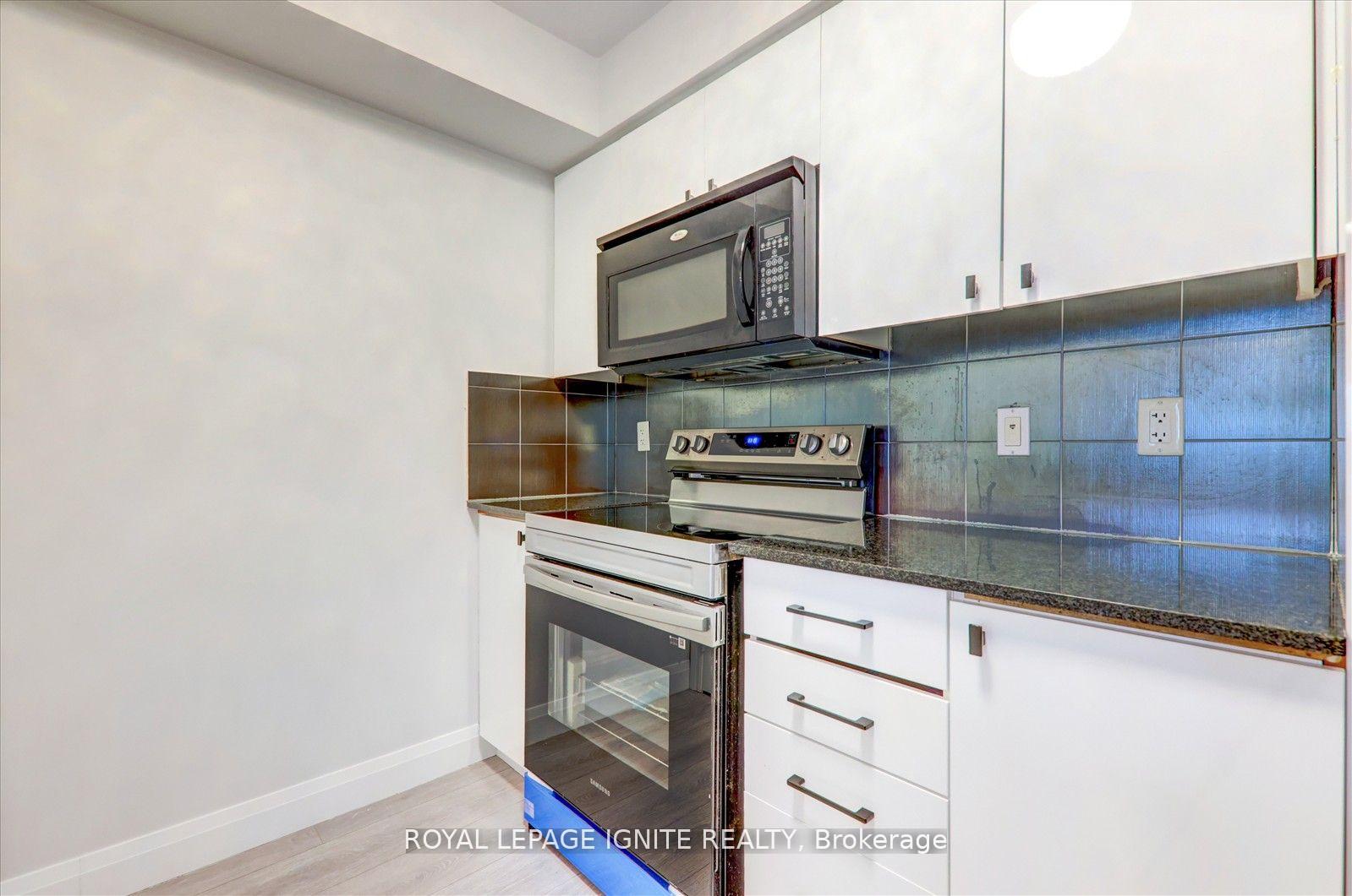 2 Bedrooms Condo at 310 Burnhamthorpe,  Mississauga For sale