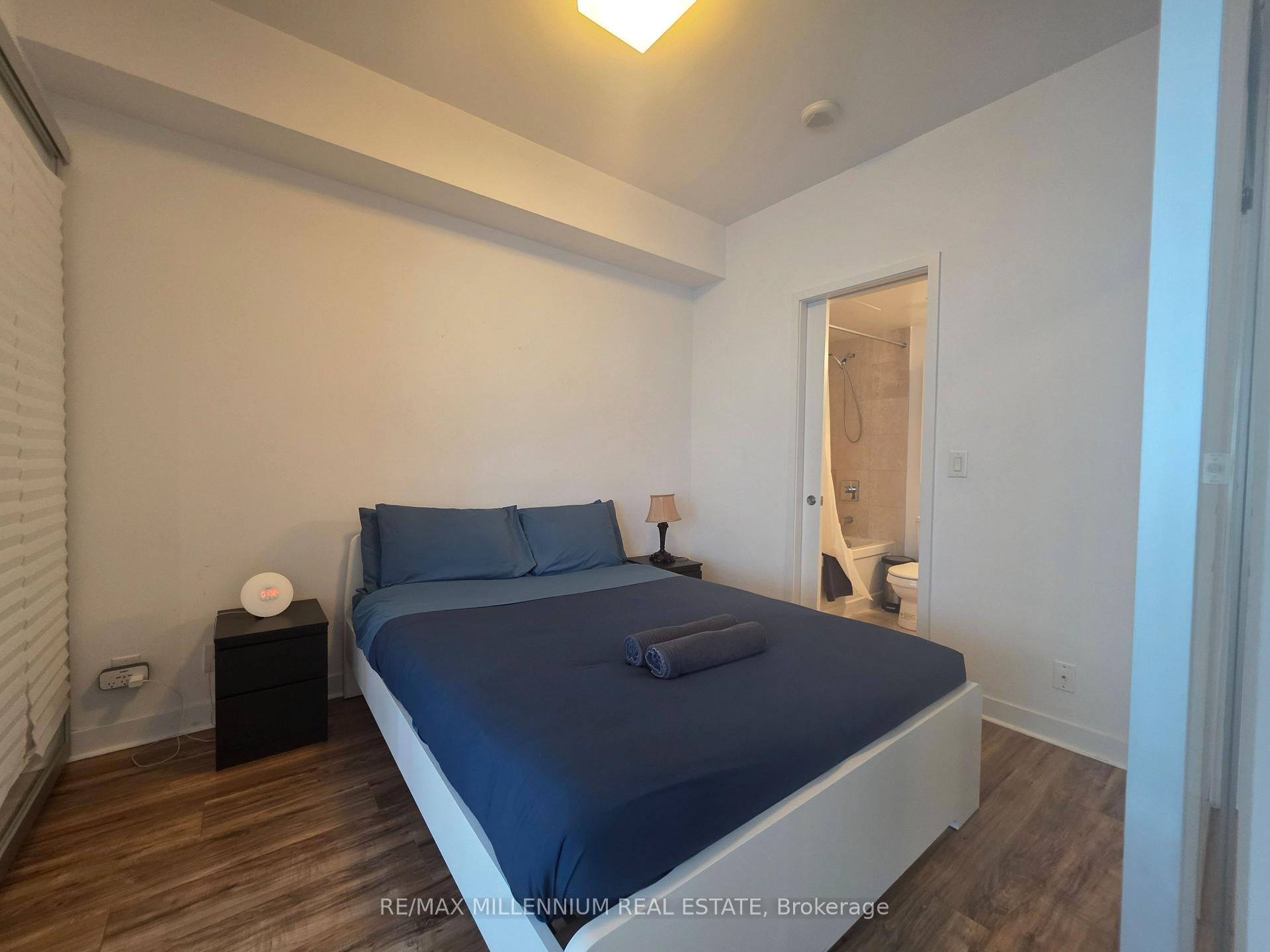 2 Bedrooms Condo at 14 York, Toronto For sale