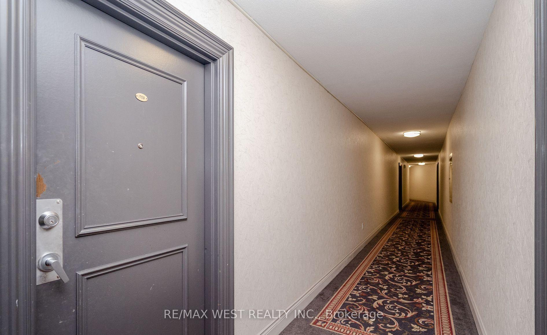 2 Bedrooms Condo at 60 Pavane Linkway, Toronto For sale