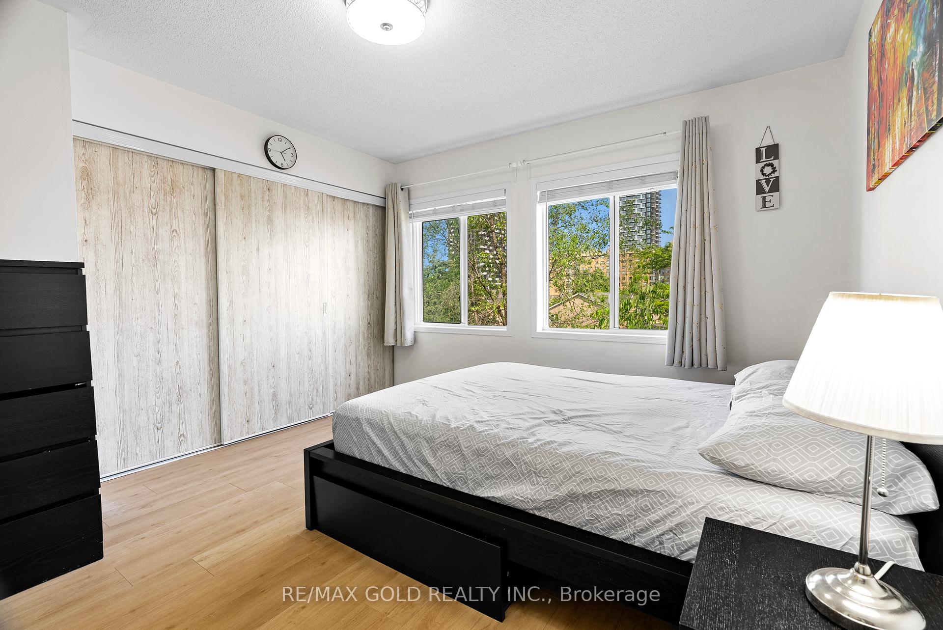 3 Bedrooms Condo at 50 Strathaven, Mississauga For sale