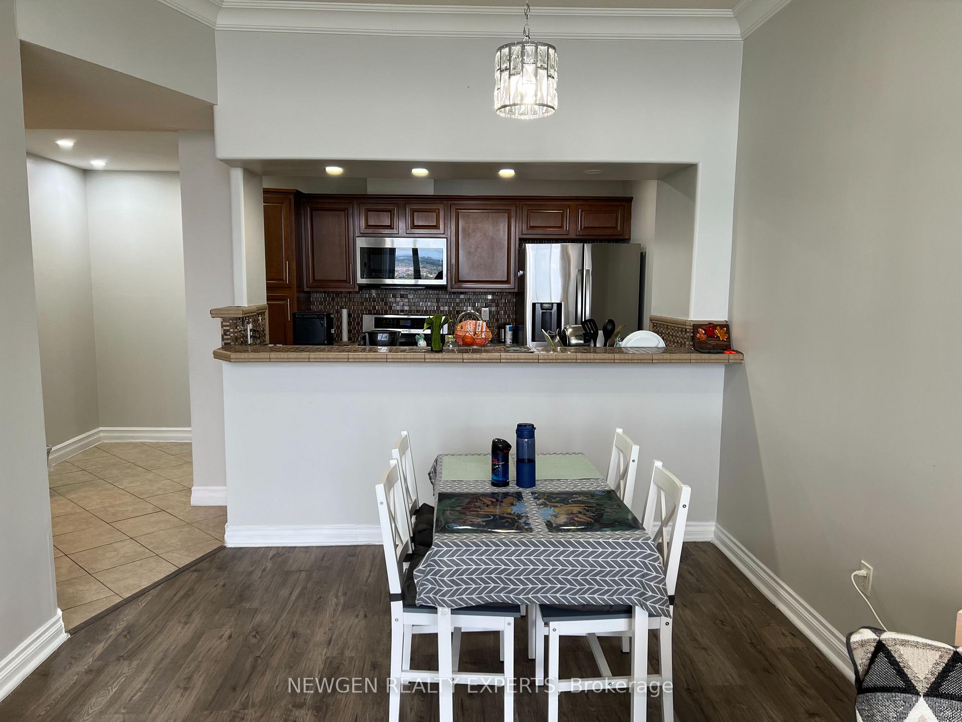 3 Bedrooms Condo at 550 Webb, Mississauga For sale