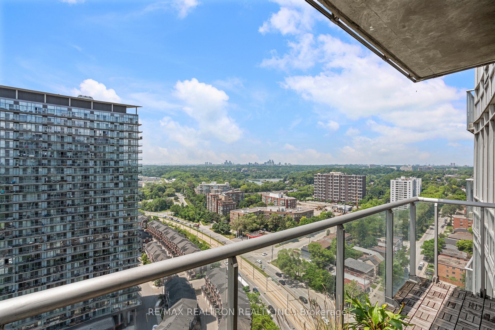 2 Bedrooms Condo at 15 Windermere, Toronto For sale