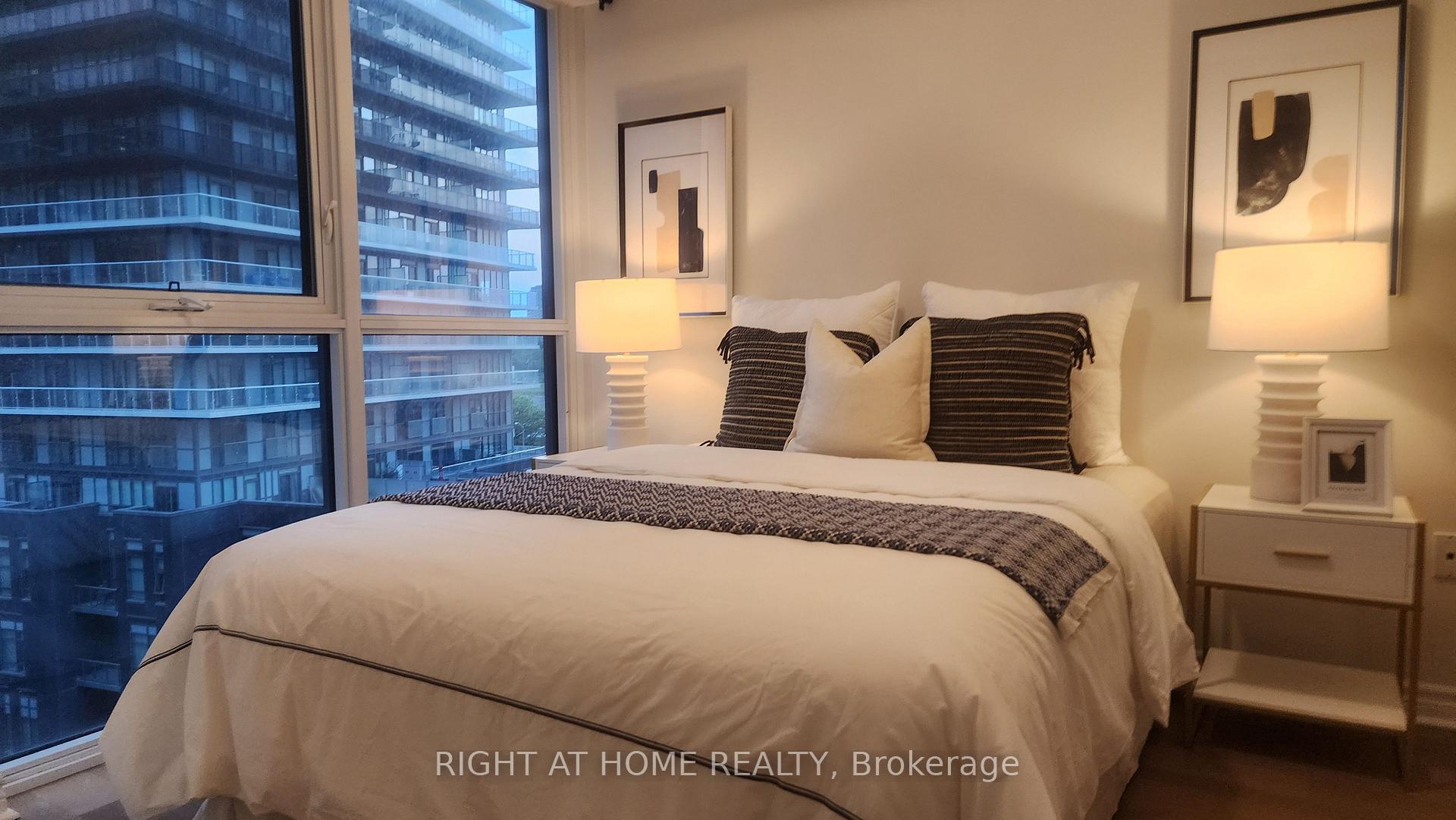 2 Bedrooms Condo at 39 Annie Craig, Toronto For sale