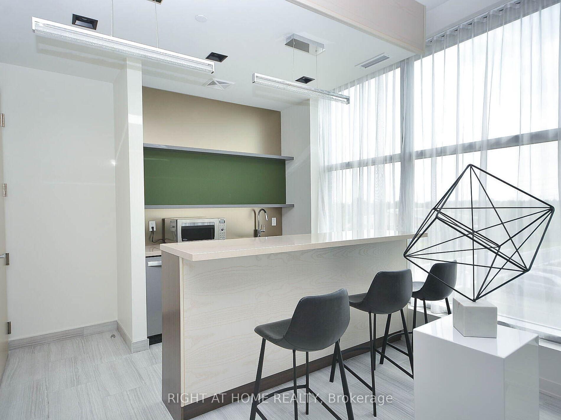 3 Bedrooms Condo at 4655 Glen Erin, Mississauga For sale