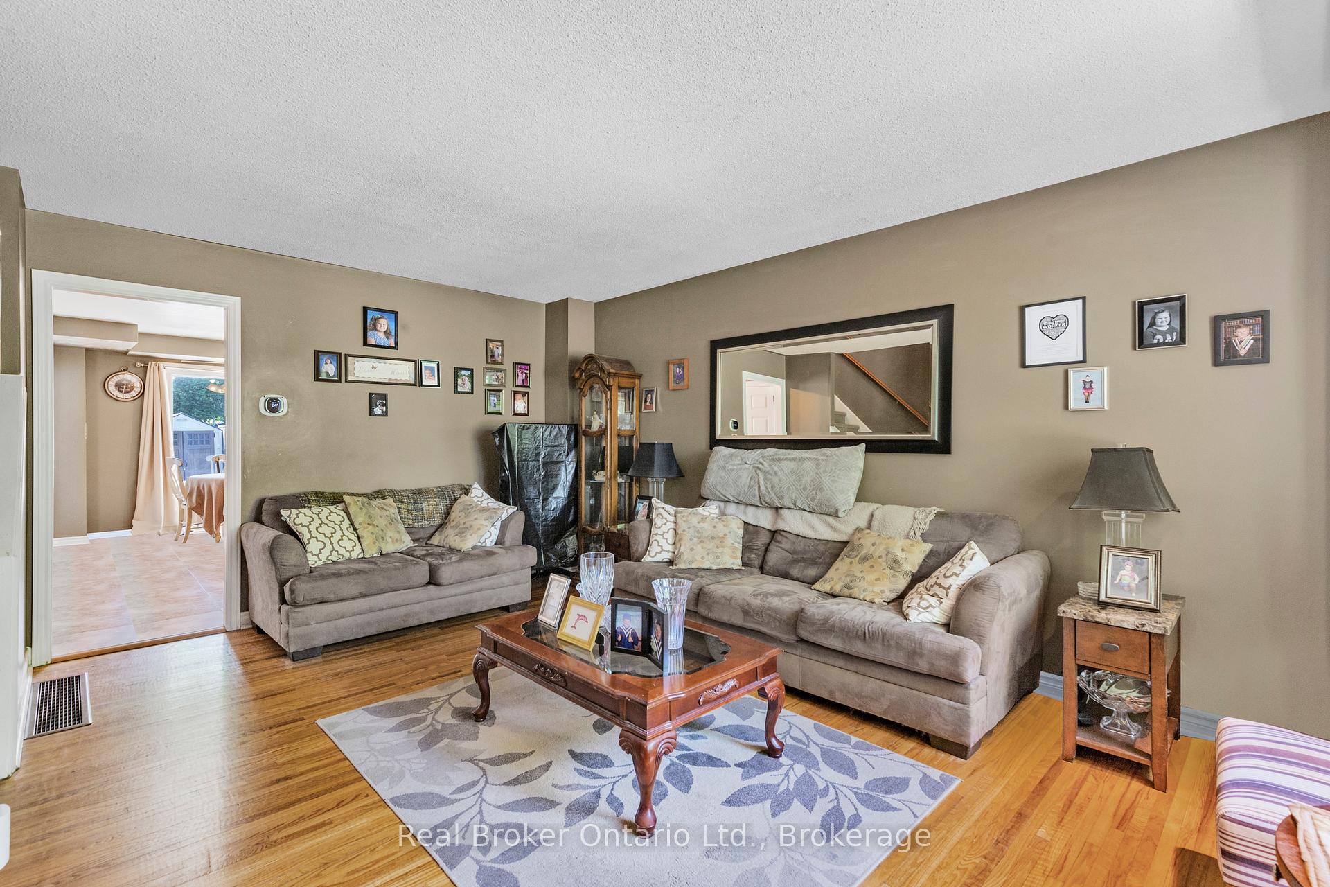 3 Bedrooms Condo at 2111 Meadowbrook, Burlington For sale