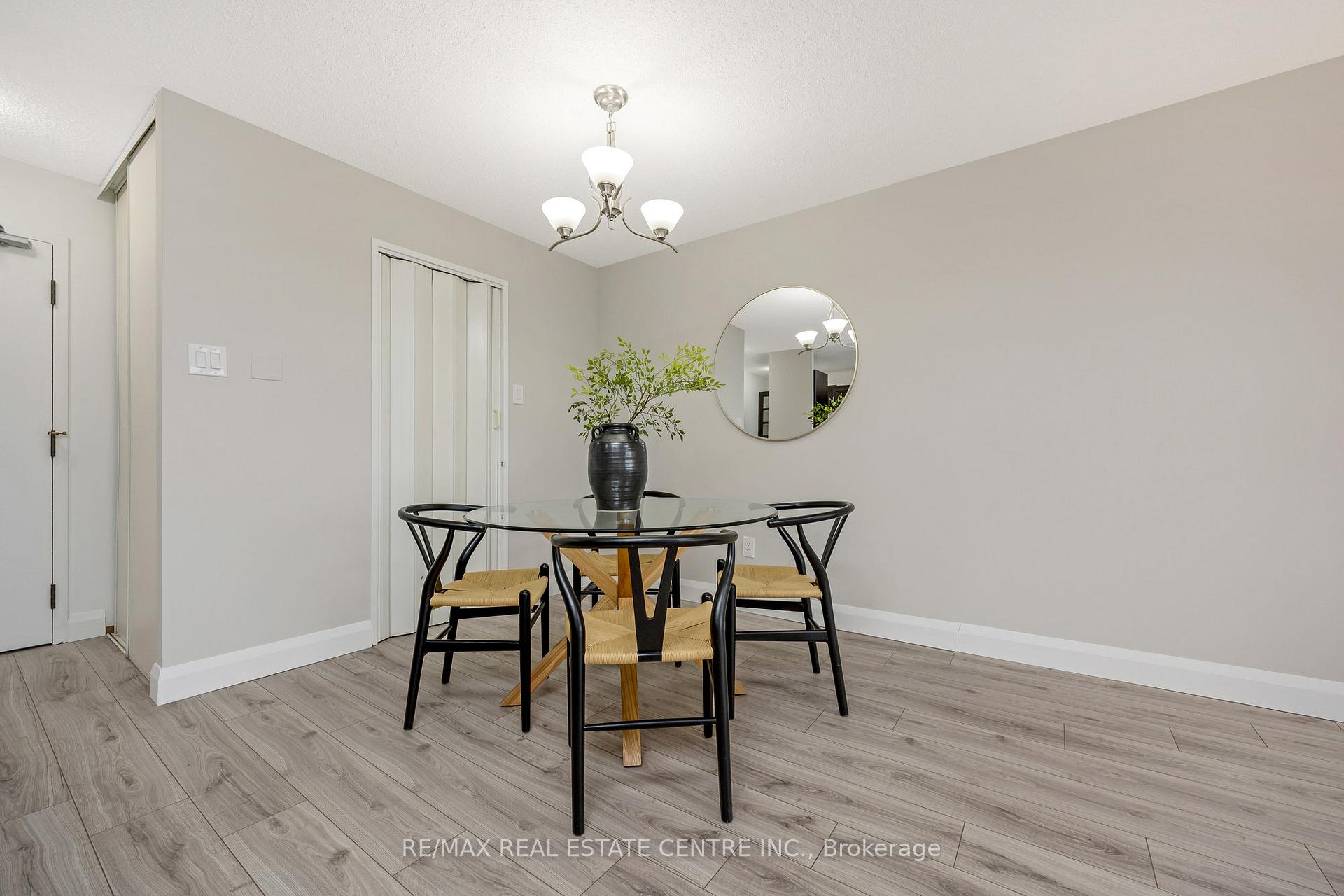 2 Bedrooms Condo at 4185 Shipp, Mississauga For sale