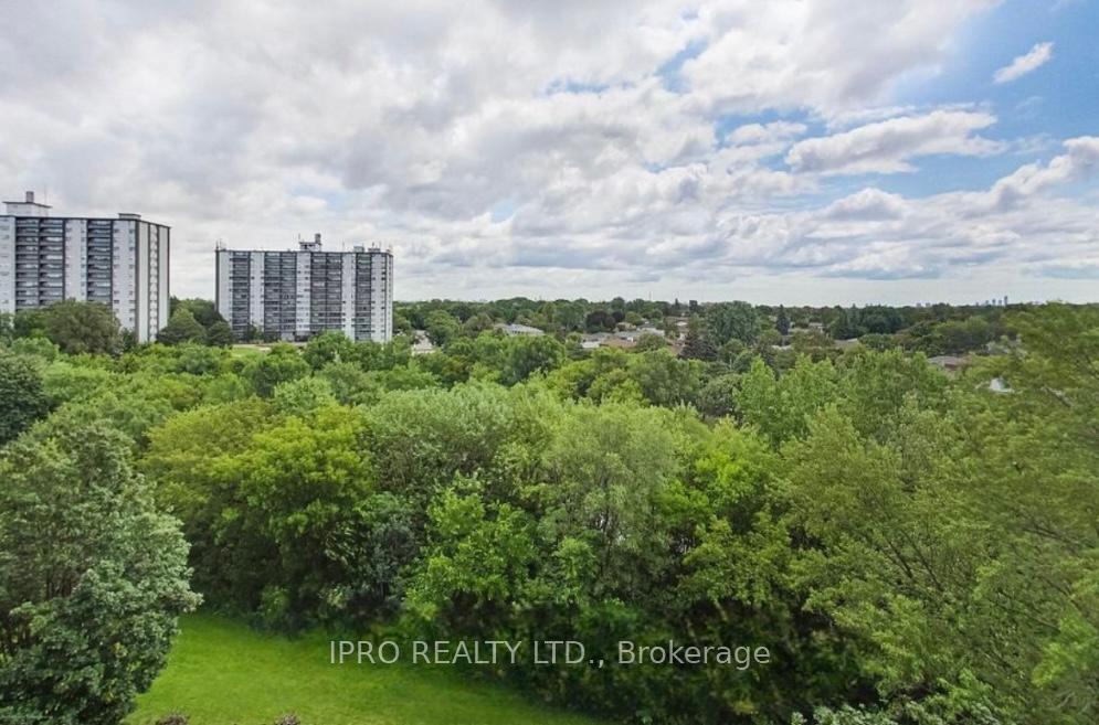 3 Bedrooms Condo at 11 Wincott,  Toronto For sale