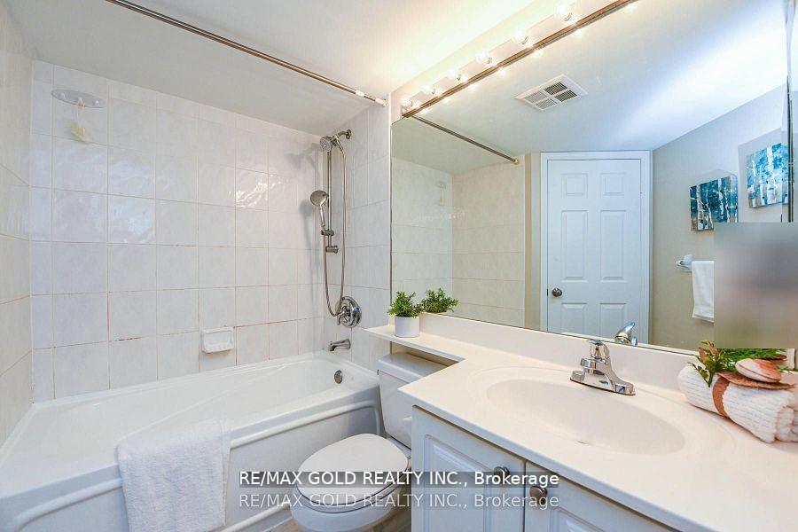 2 Bedrooms Condo at 30 Harrison Garden, Toronto For sale