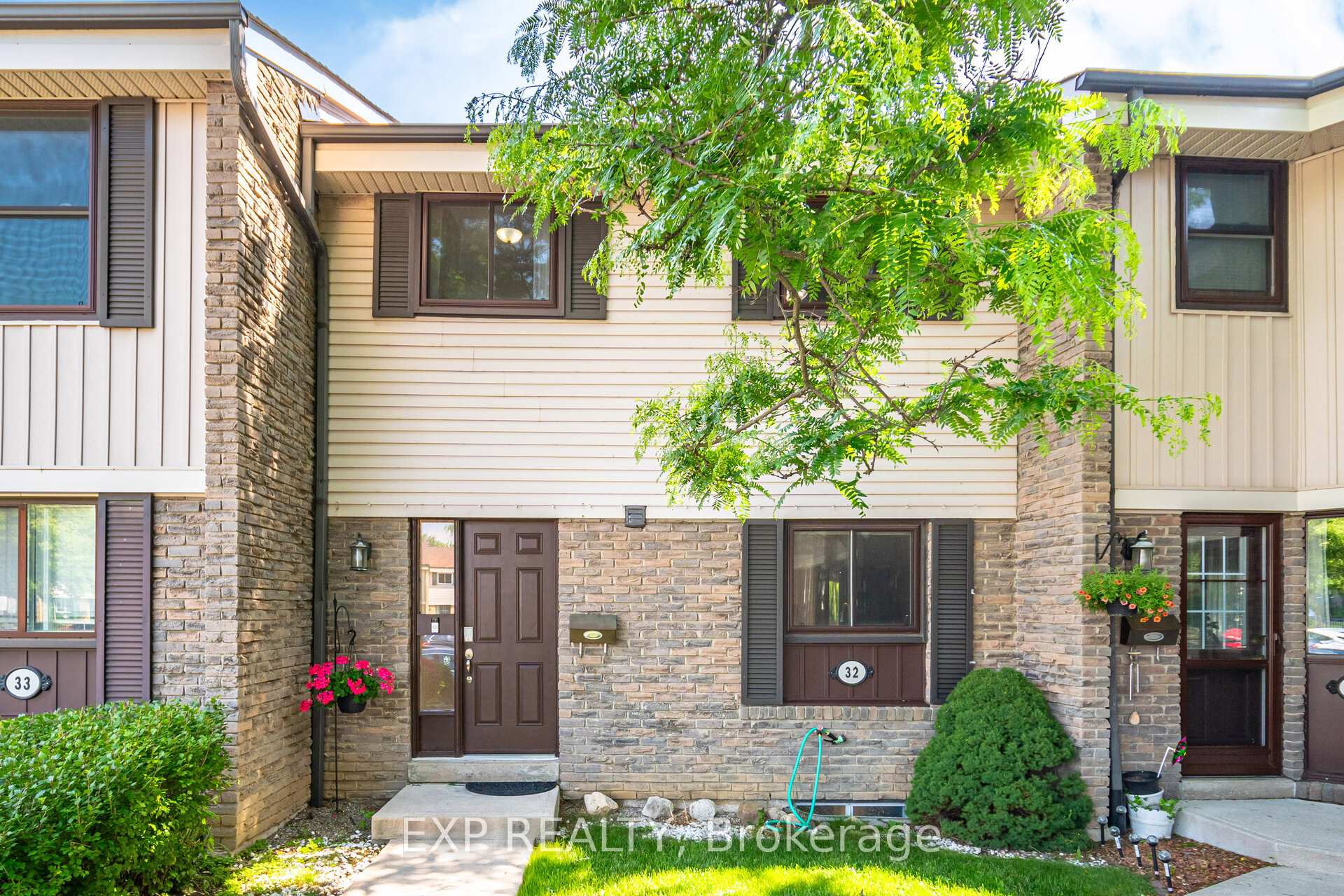 3 Bedrooms Condo at 2779 Gananoque, Mississauga For sale