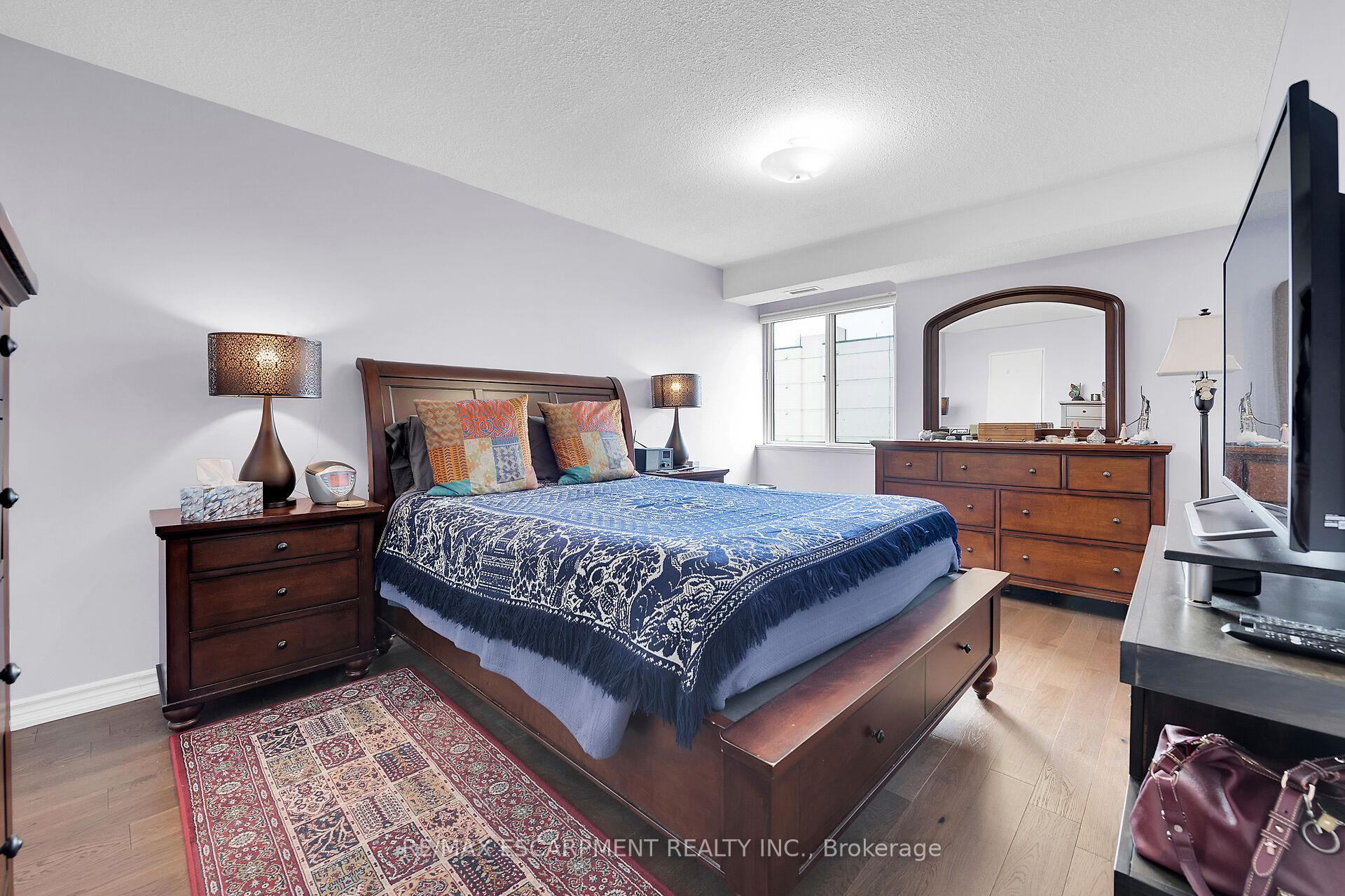 3 Bedrooms Condo at 301 Frances, Hamilton For sale