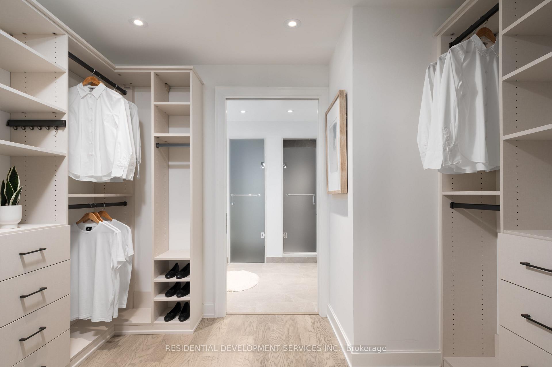 2 Bedrooms Condo at 1 Strathgowan,  Toronto For sale