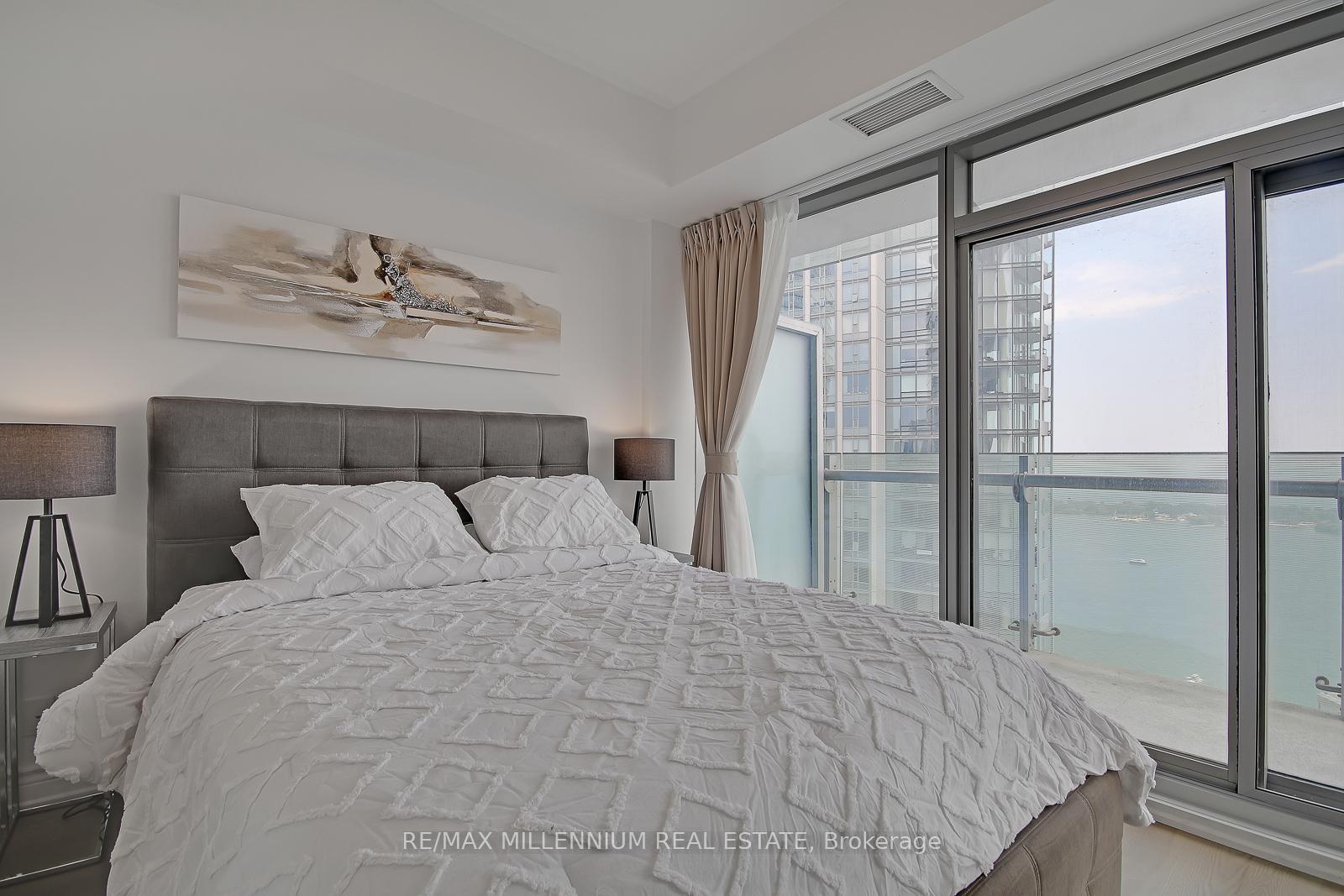 3 Bedrooms Condo at 12 York,  Toronto For sale