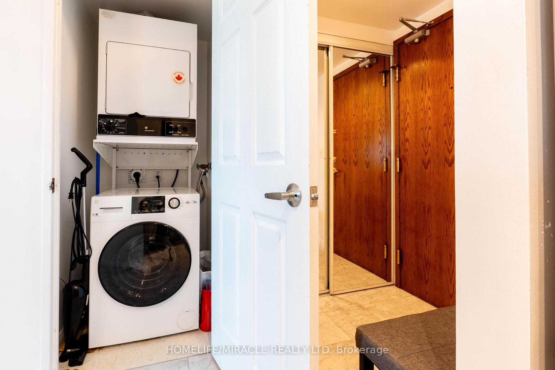 2 Bedrooms Condo at 1 Lee Centre, Toronto For sale