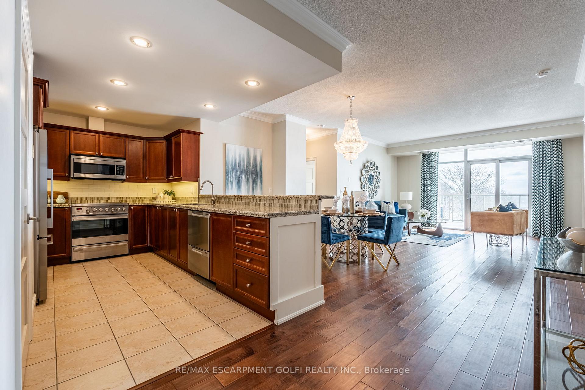 2 Bedrooms Condo at 1477 Lakeshore, Burlington For sale