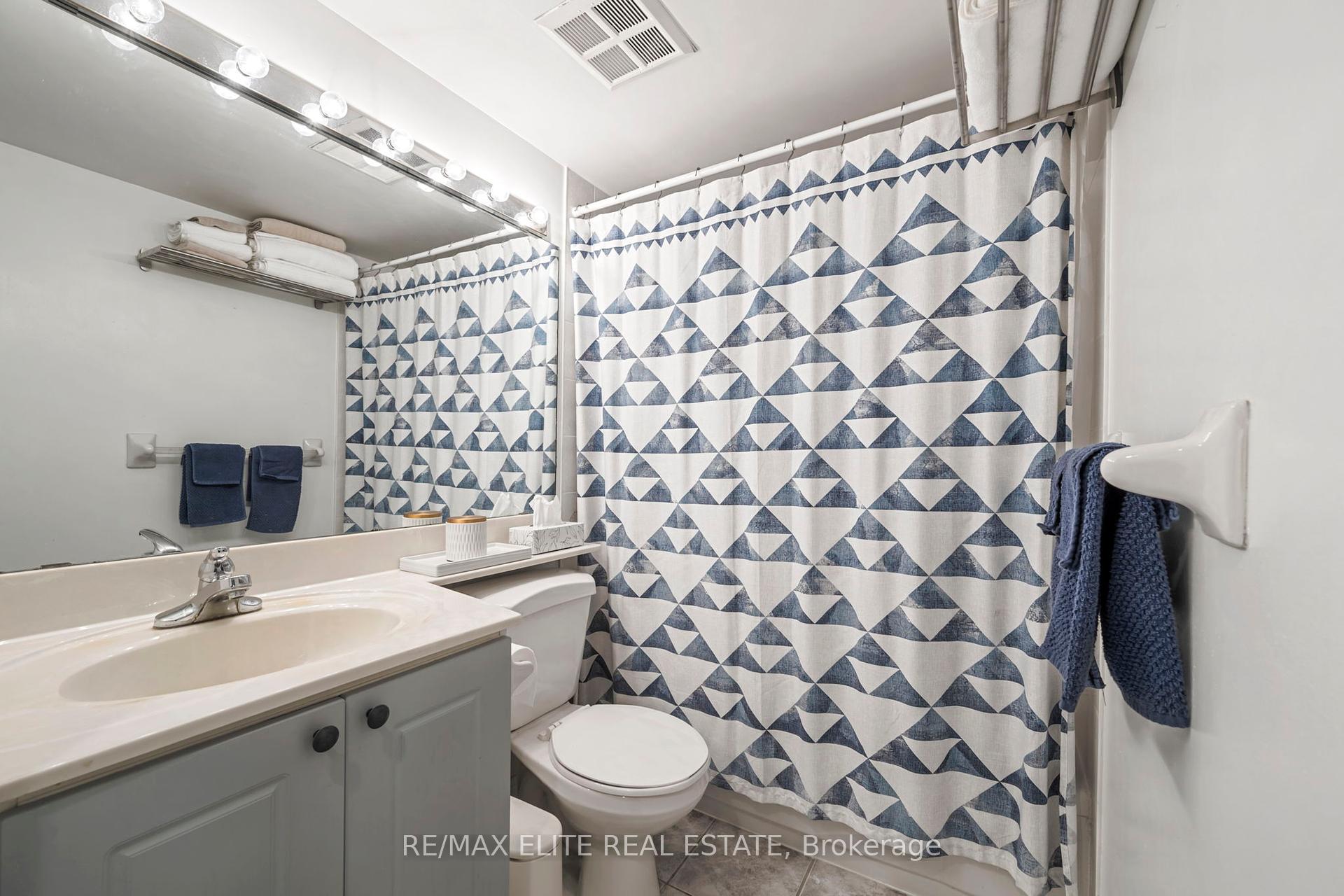 1 Bedroom Condo at 5 Rosehill,  Toronto For sale