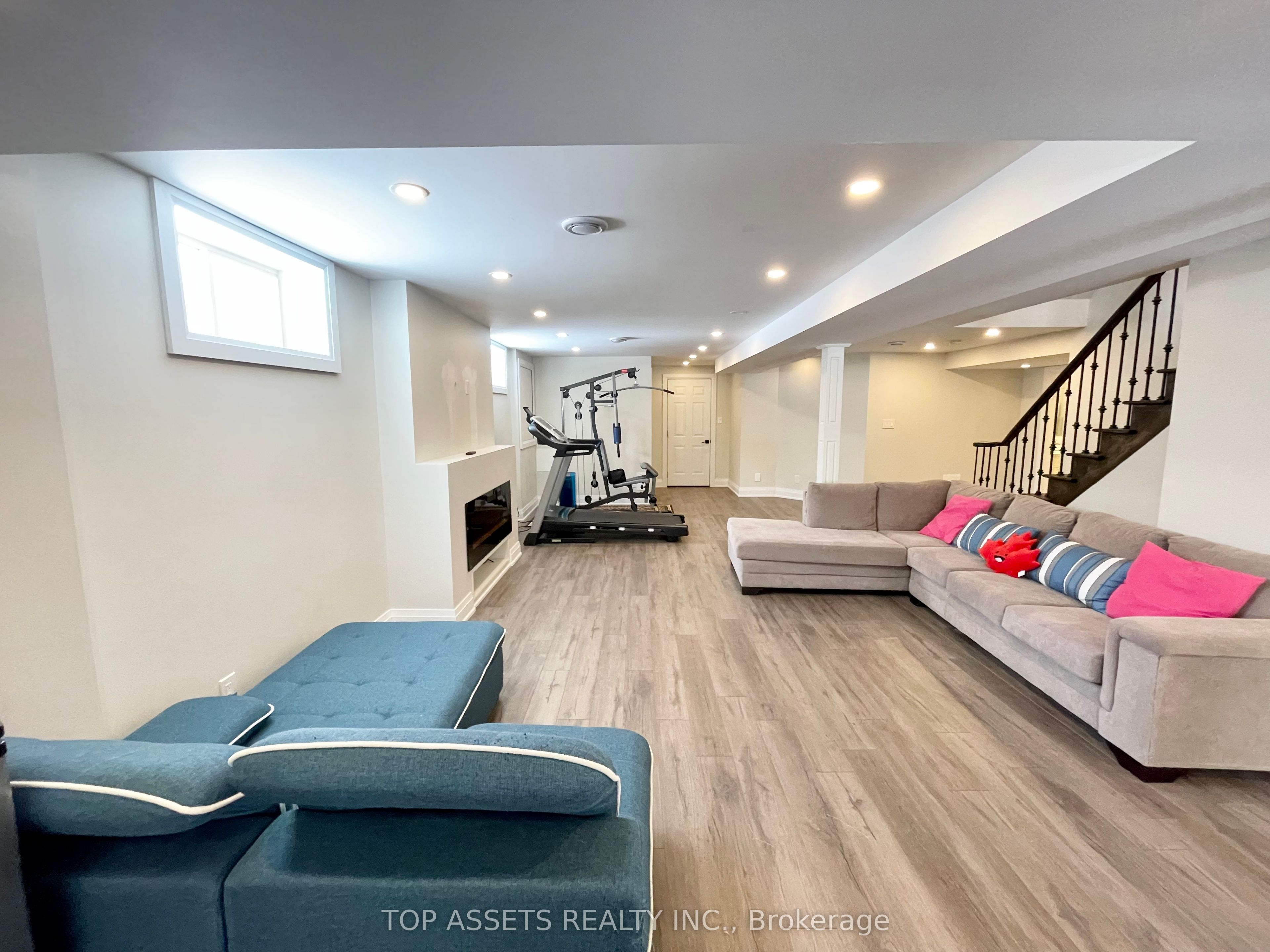 32 Headwater Crescent