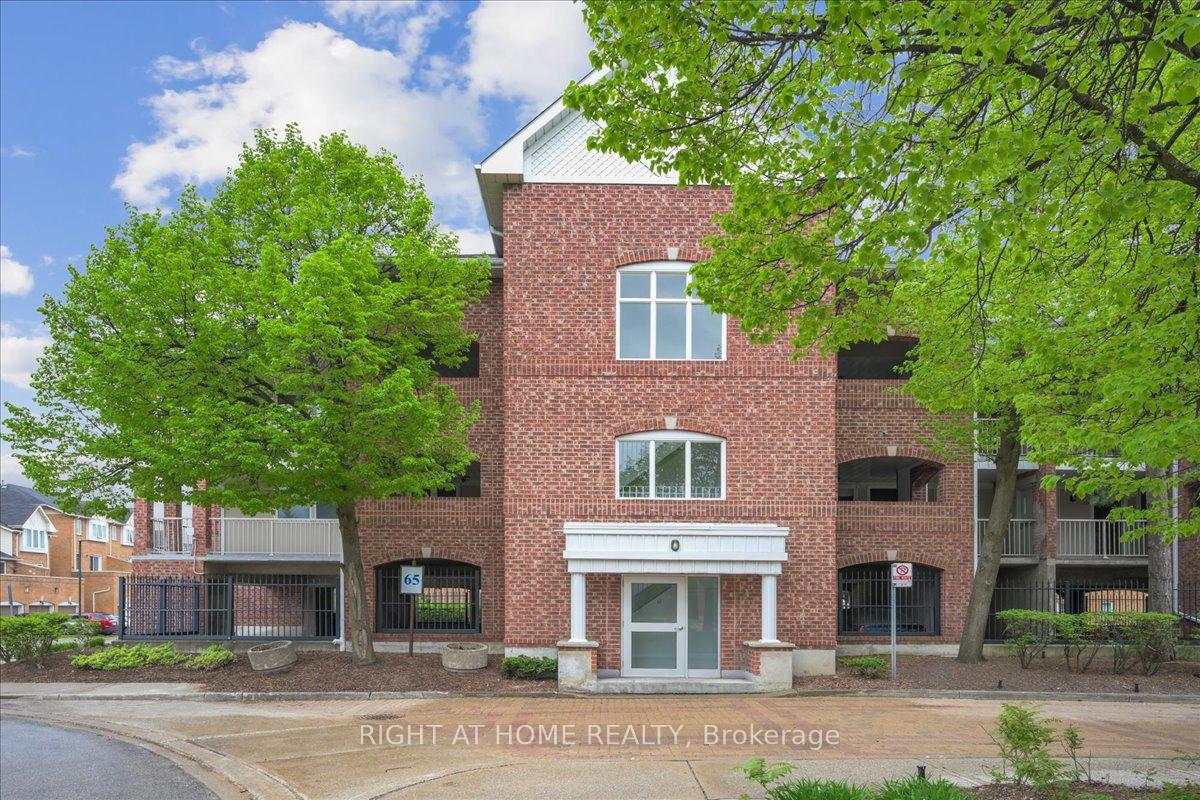 3 Bedrooms Condo at 65 Bristol, Mississauga For sale