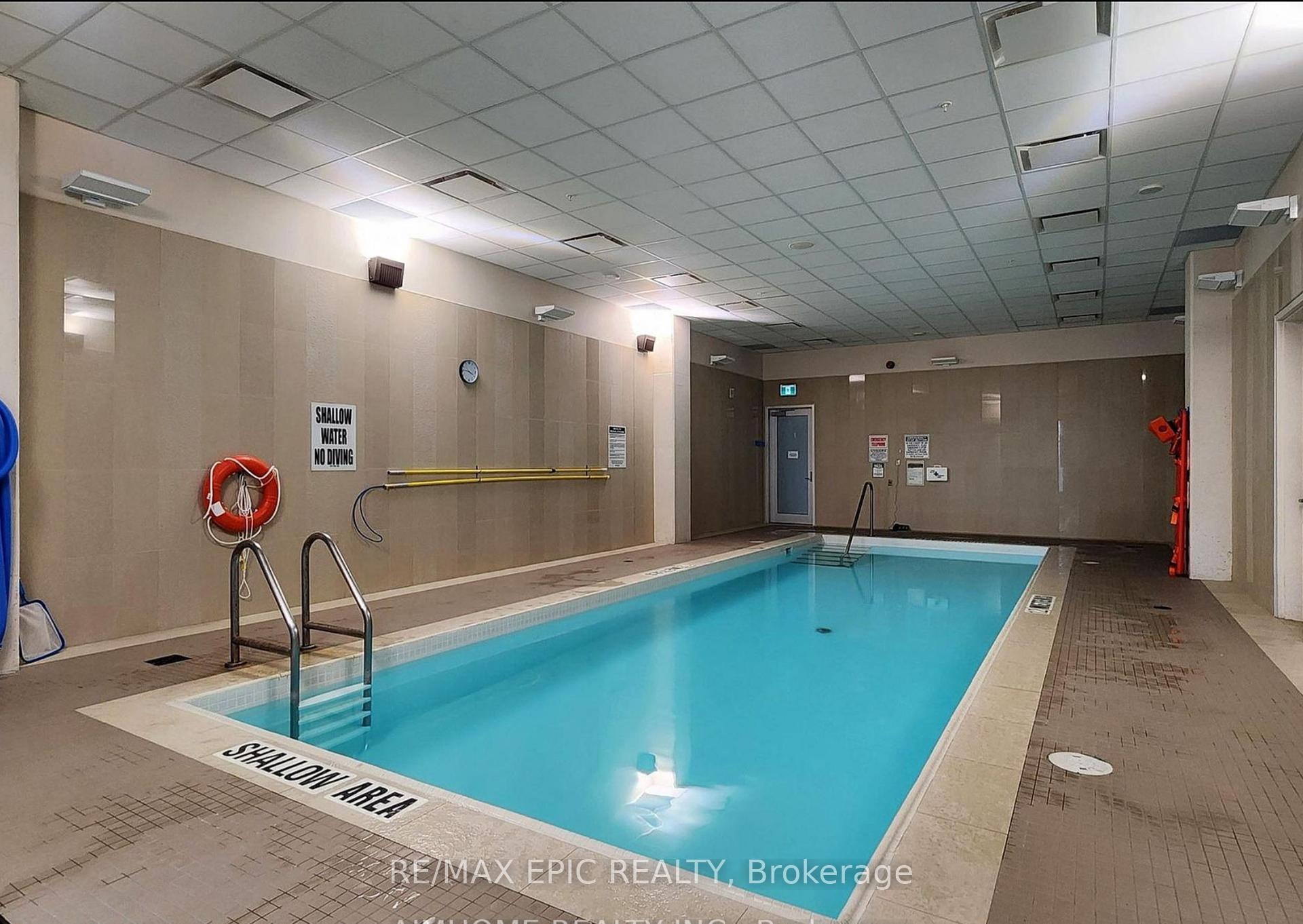 3 Bedrooms Condo at 88 Harbour,  Toronto For sale