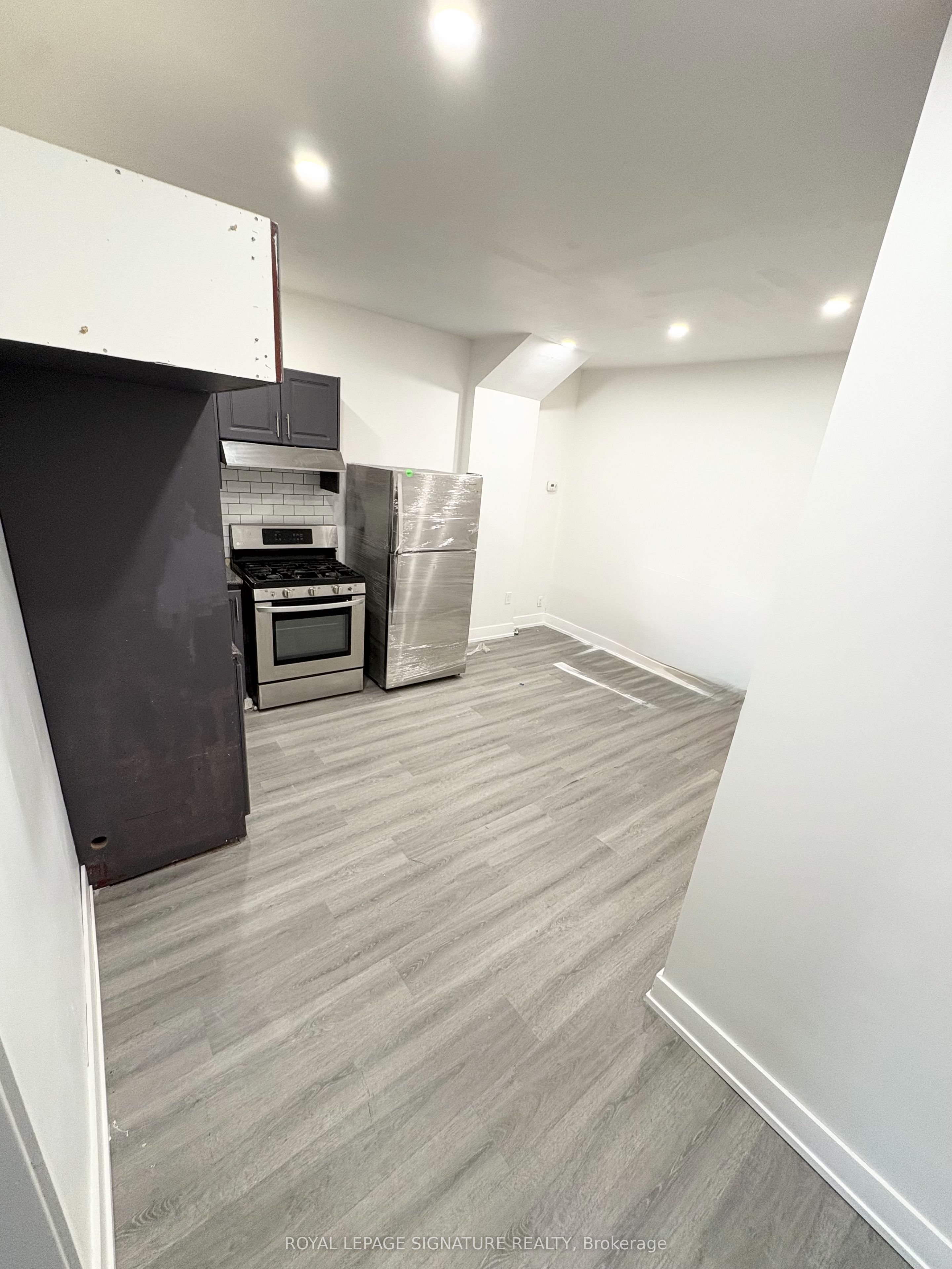 172 Coxwell Avenue, #Main