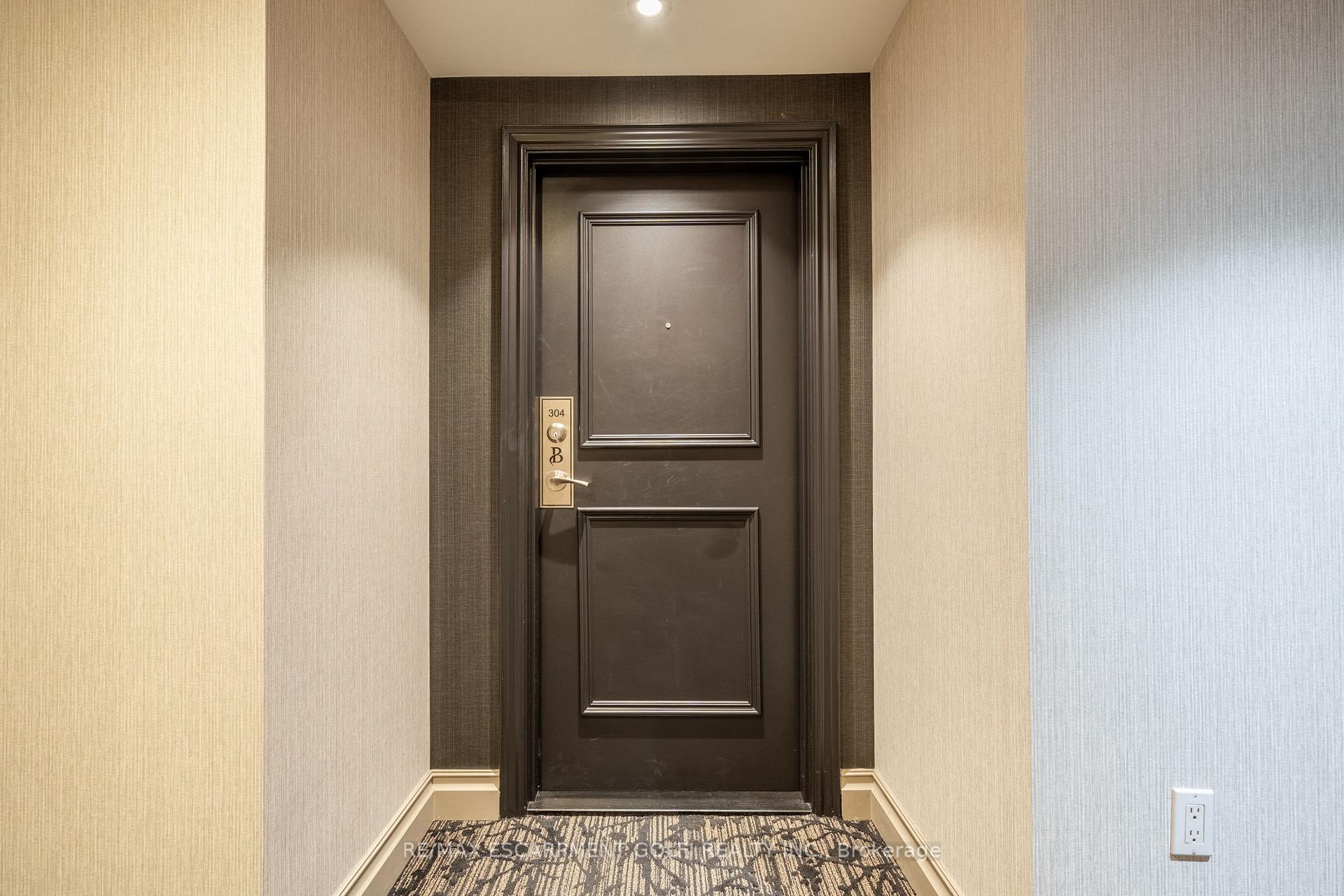 2 Bedrooms Condo at 1477 Lakeshore, Burlington For sale
