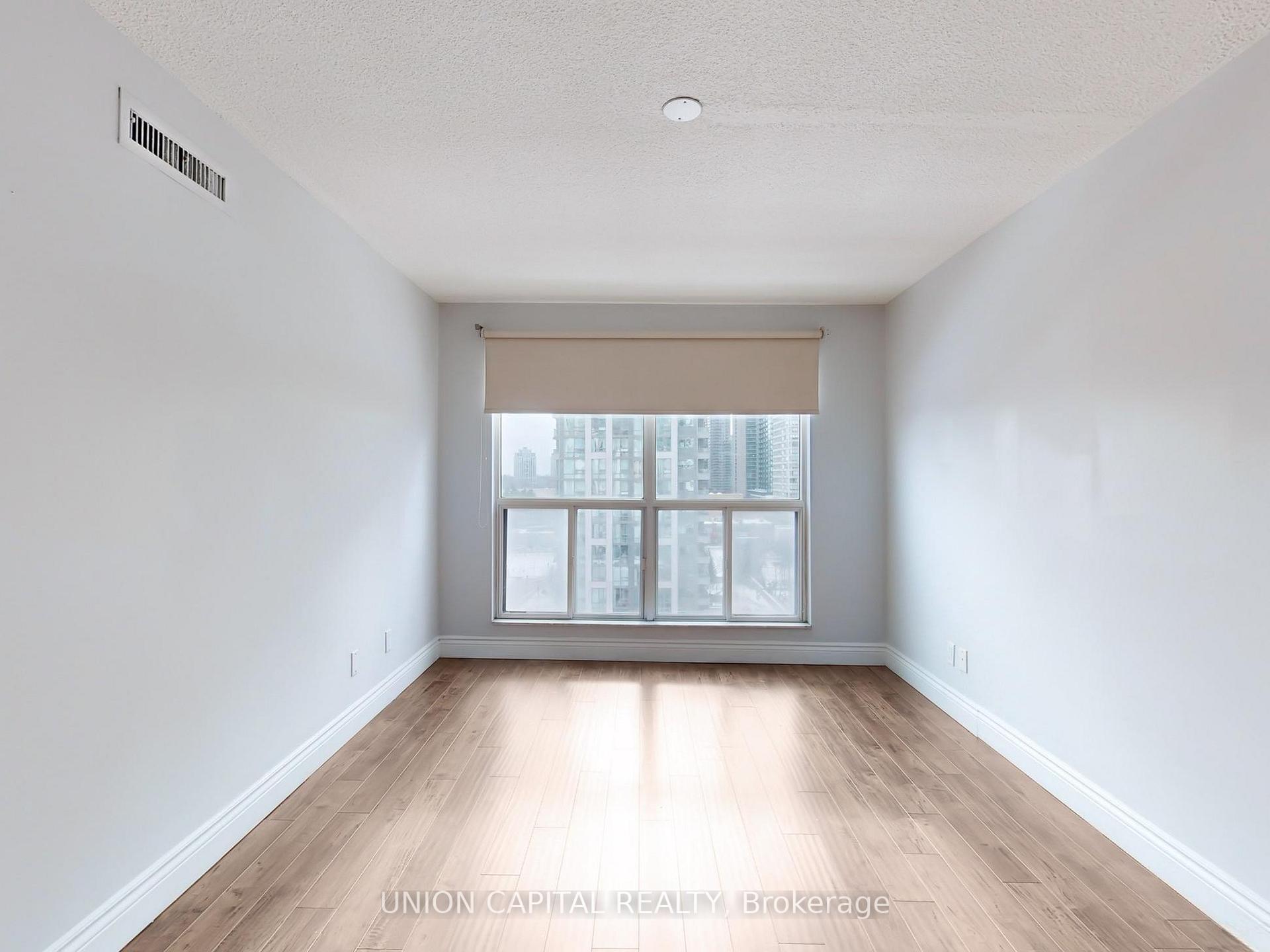 3 Bedrooms Condo at 28 Hollywood, Toronto For sale