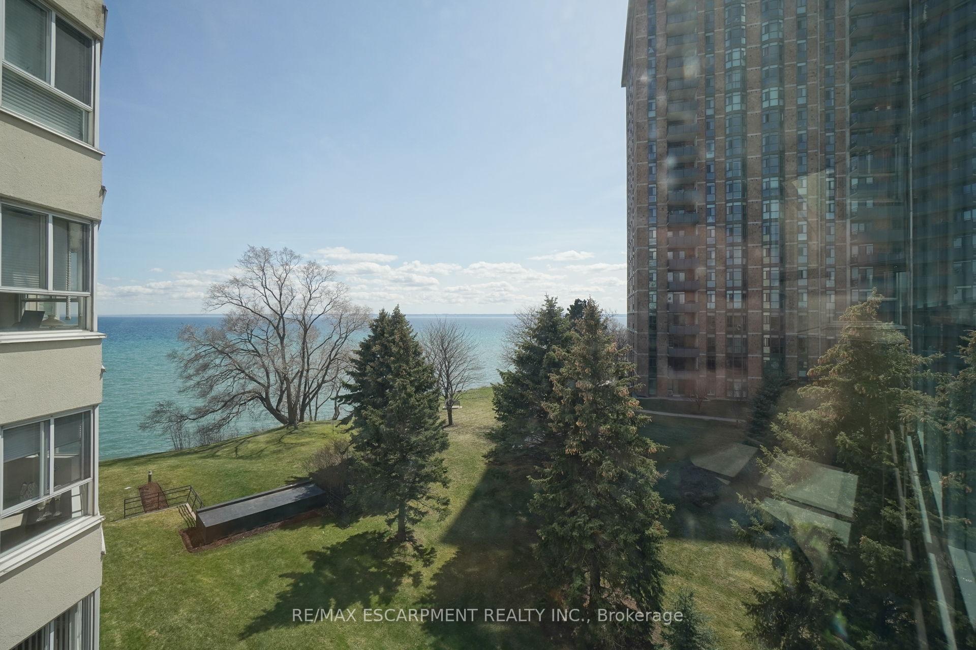 2 Bedrooms Condo at 5280 Lakeshore,  Burlington For sale