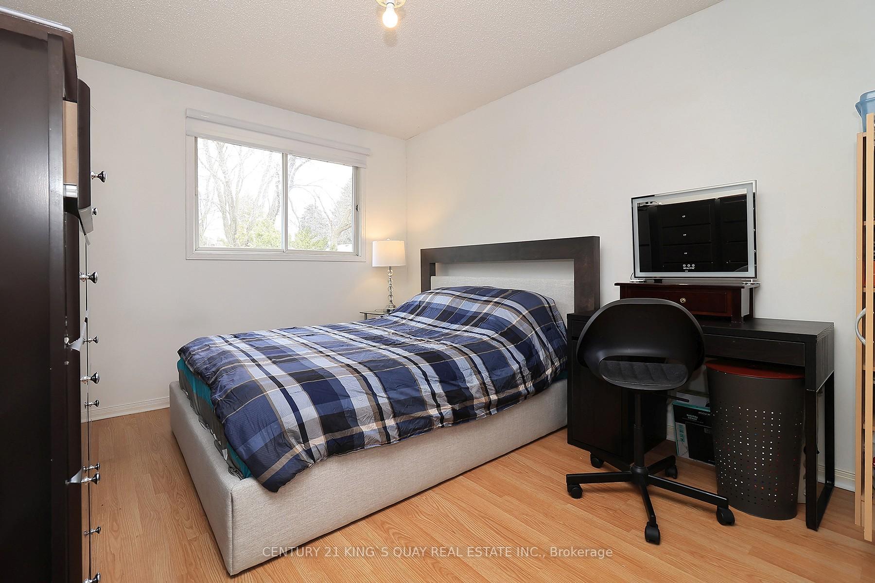 4 Bedrooms Condo at 25 Whitecap, Toronto For sale
