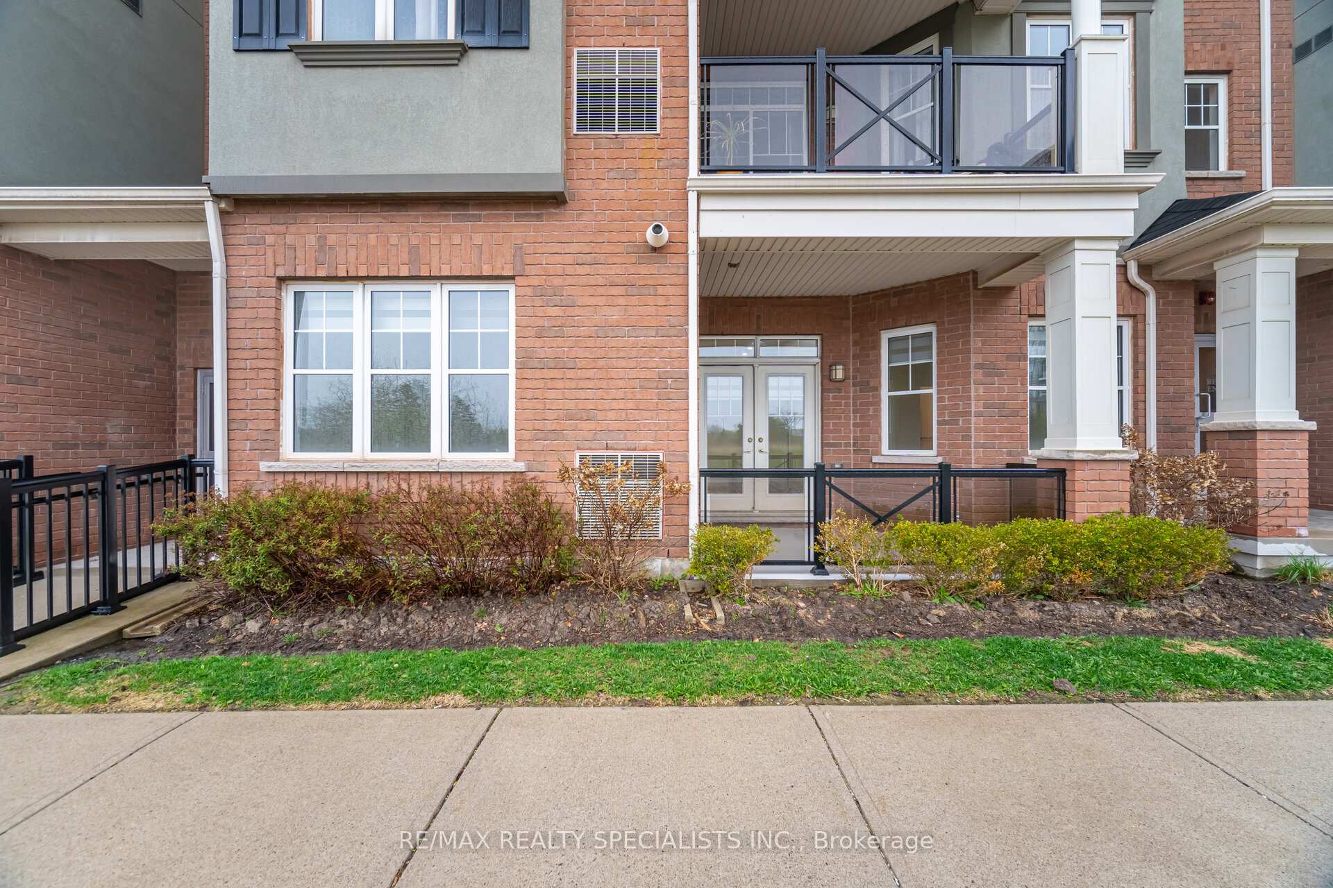 2 Bedrooms Condo at 2326 TAUNTON, Oakville For sale