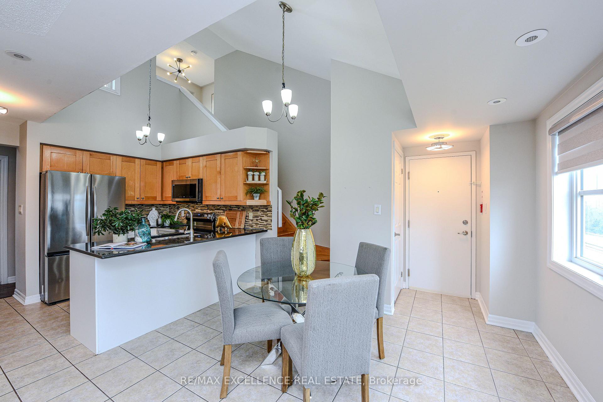 3 Bedrooms Condo at 599 Dundas, Mississauga For sale