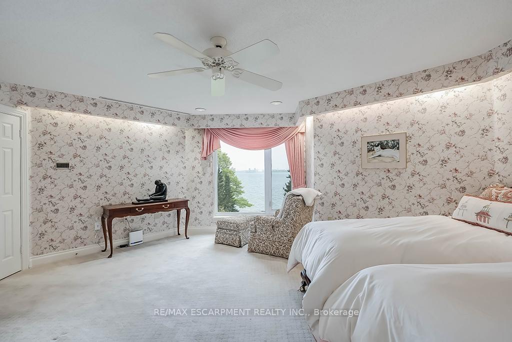2 Bedrooms Condo at 2220 Lakeshore, Burlington For sale