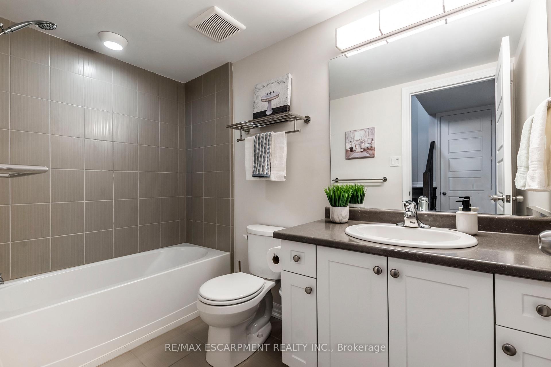 3 Bedrooms Condo at 290 Barton, Hamilton For sale