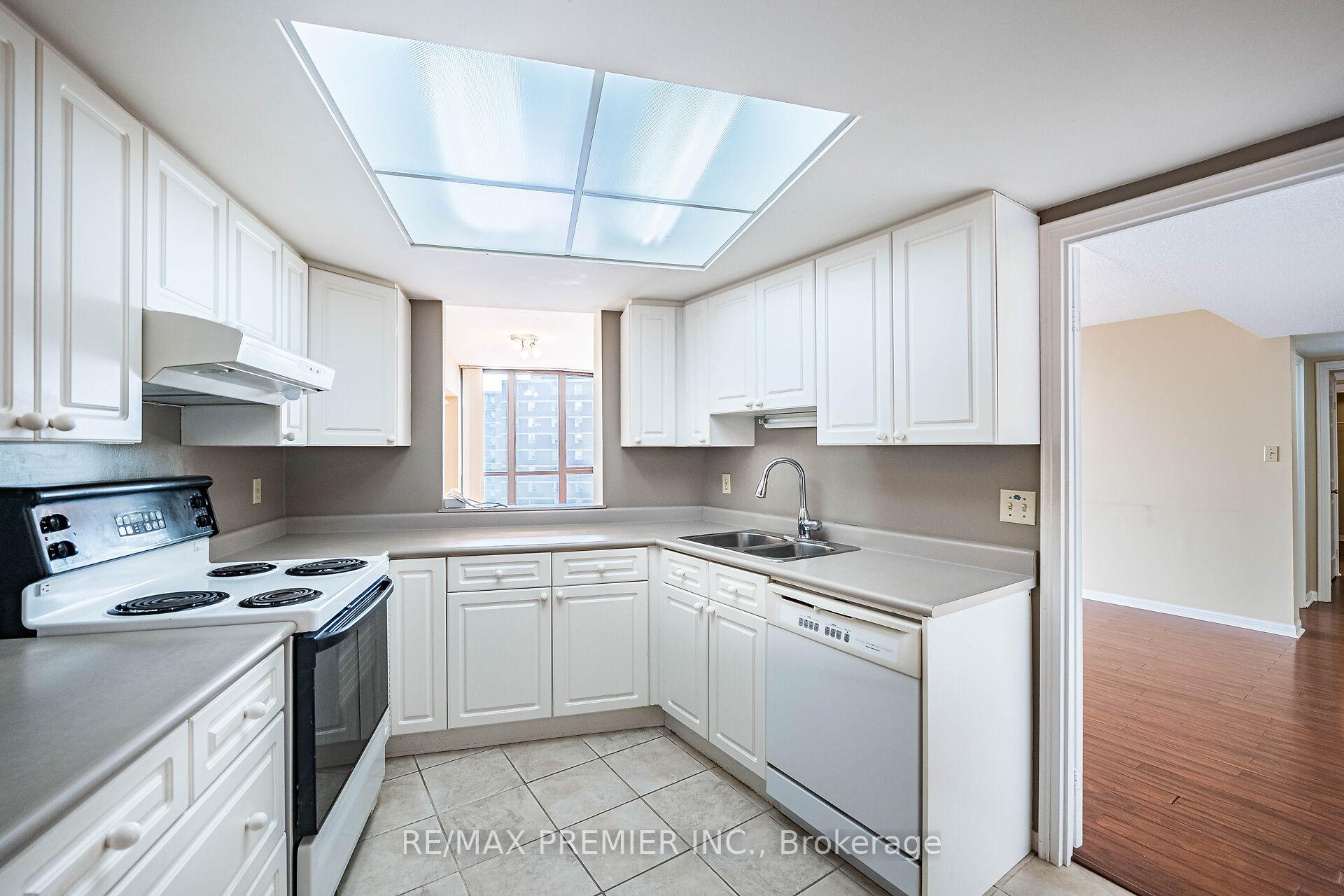 3 Bedrooms Condo at 40 Richview, Toronto For sale