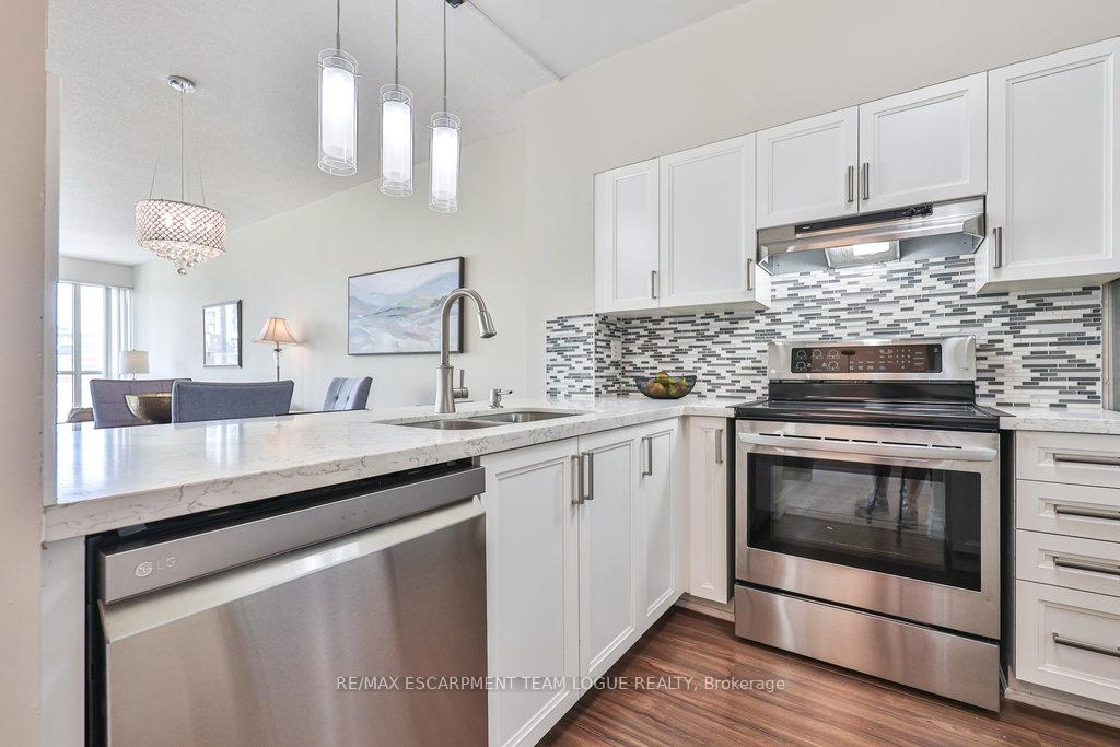 2 Bedrooms Condo at 2511 Lakeshore, Oakville For sale