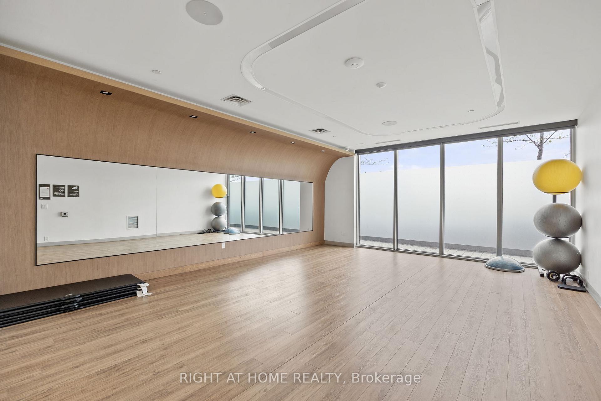 2 Bedrooms Condo at 225 Village Green, Toronto For sale