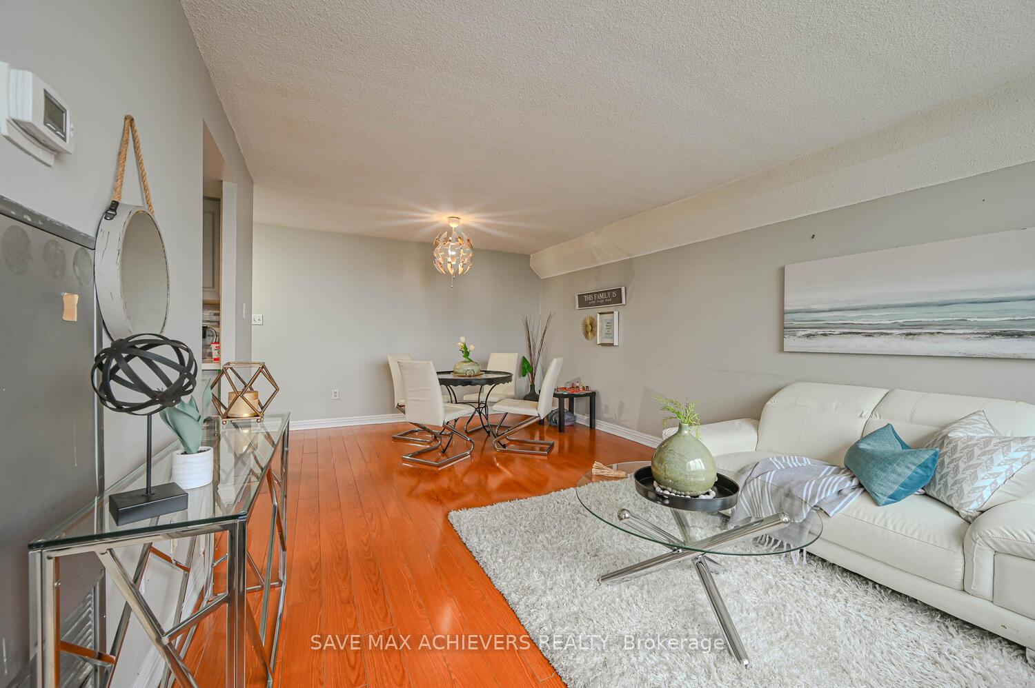 3 Bedrooms Condo at 21 Markbrook, Toronto For sale