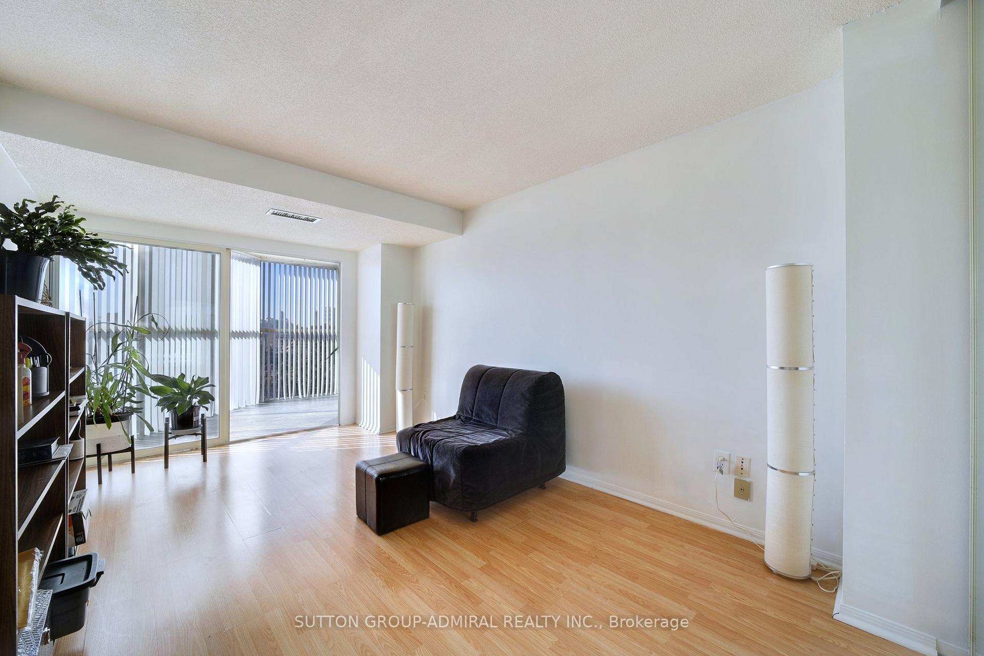 2 Bedrooms Condo at 2091 Hurontario, Mississauga For sale