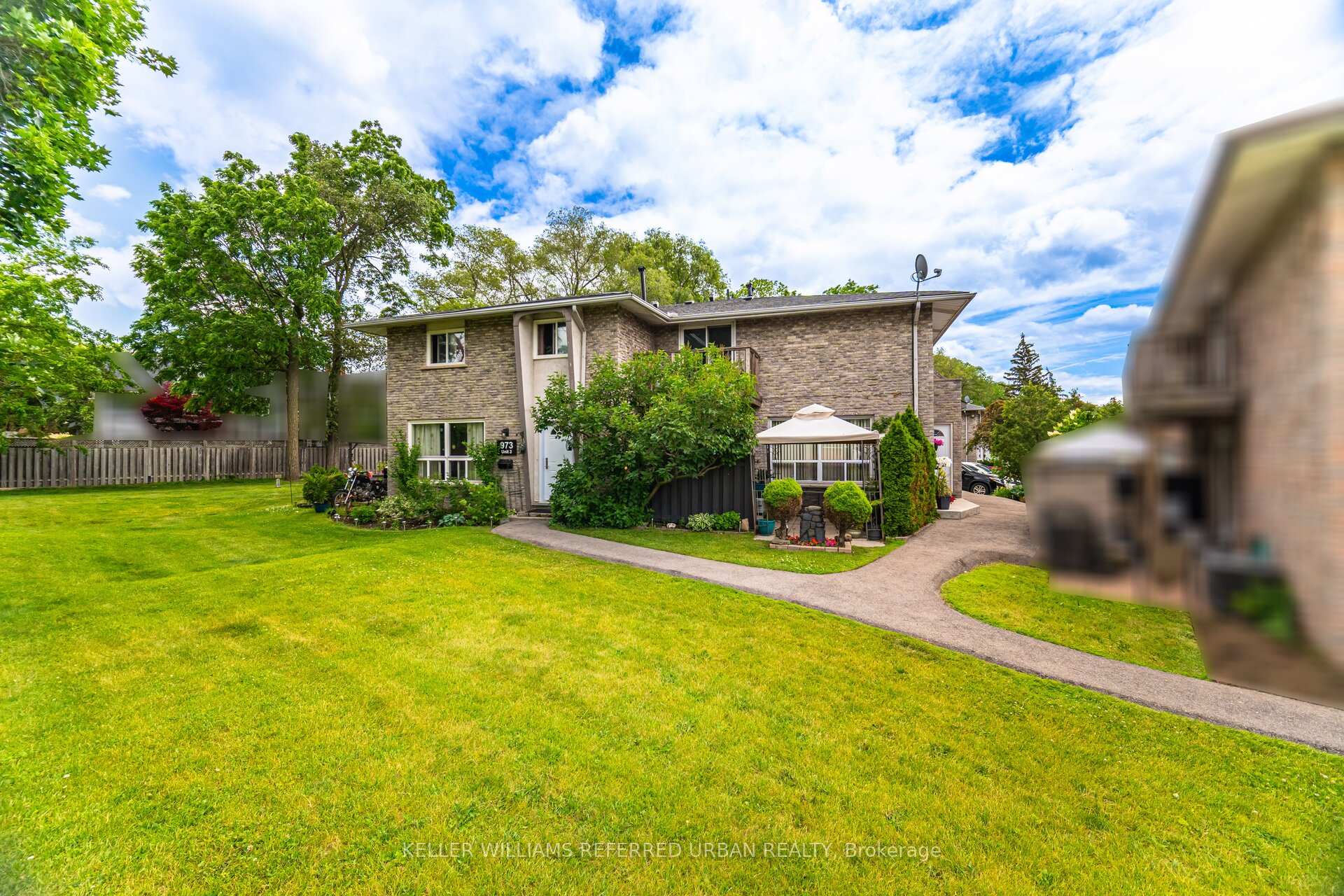 3 Bedrooms Condo at 973 Francis, Burlington For sale