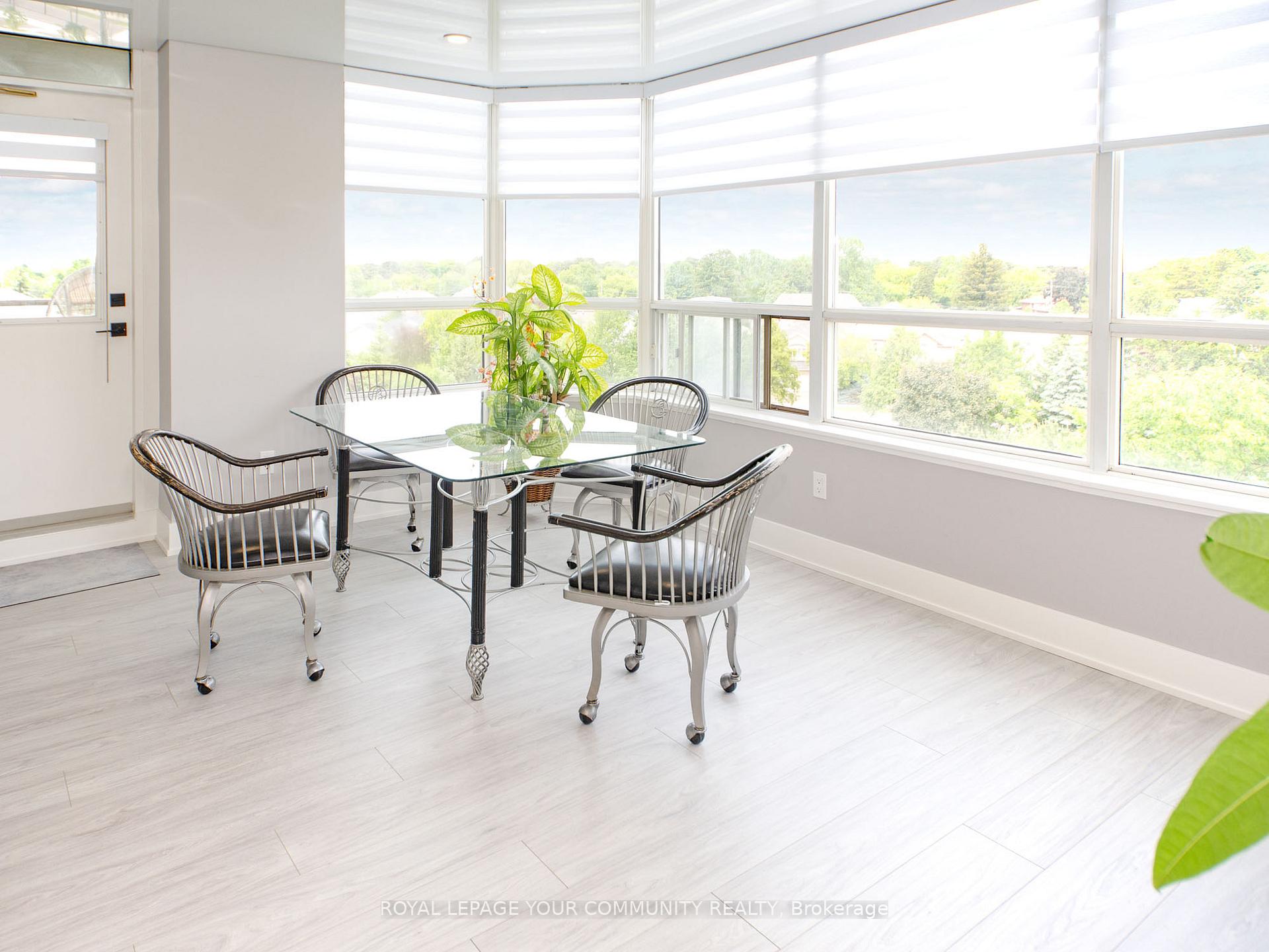 2 Bedrooms Condo at 11 Townsgate, Vaughan For sale
