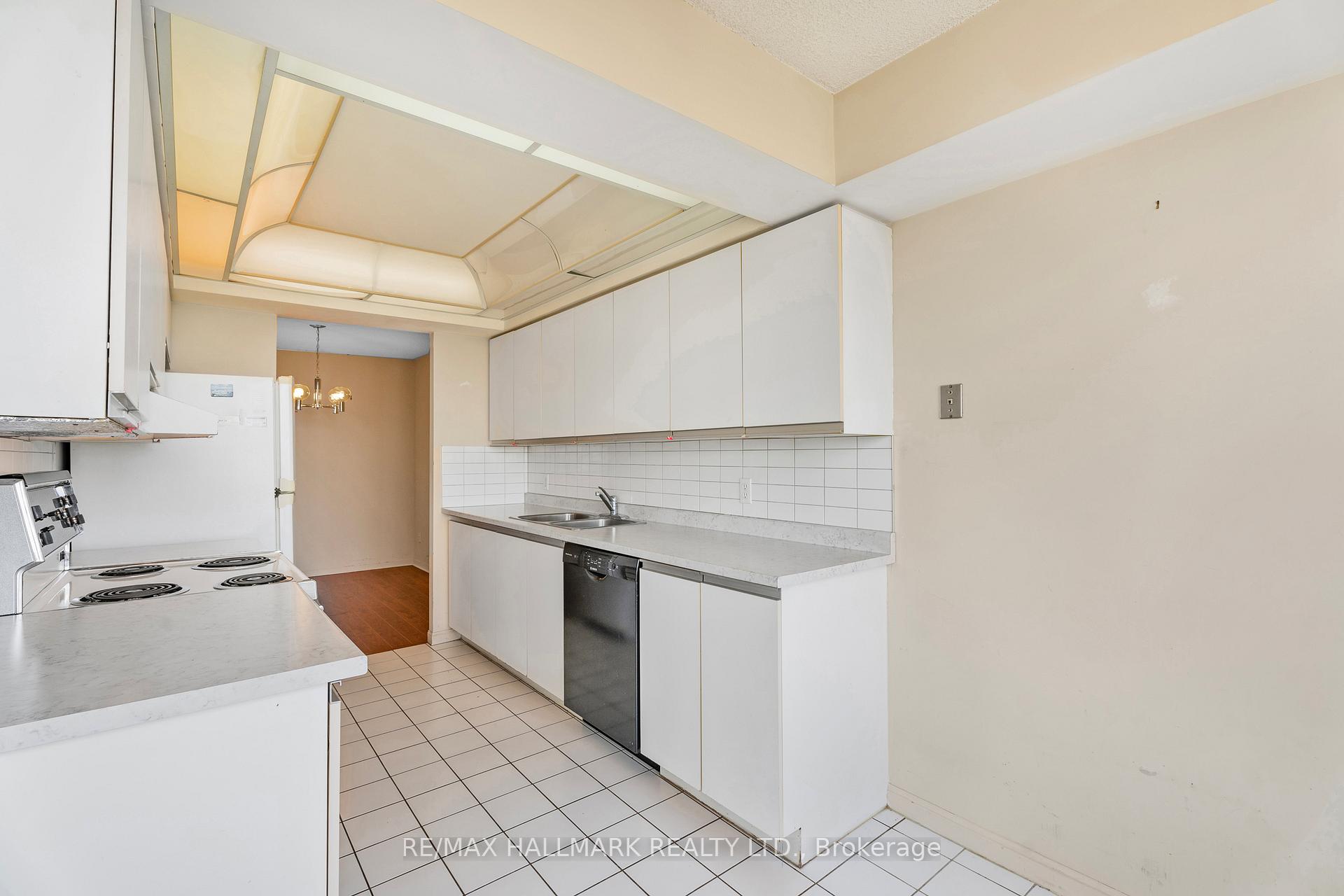 3 Bedrooms Condo at 1121 Steeles, Toronto For sale