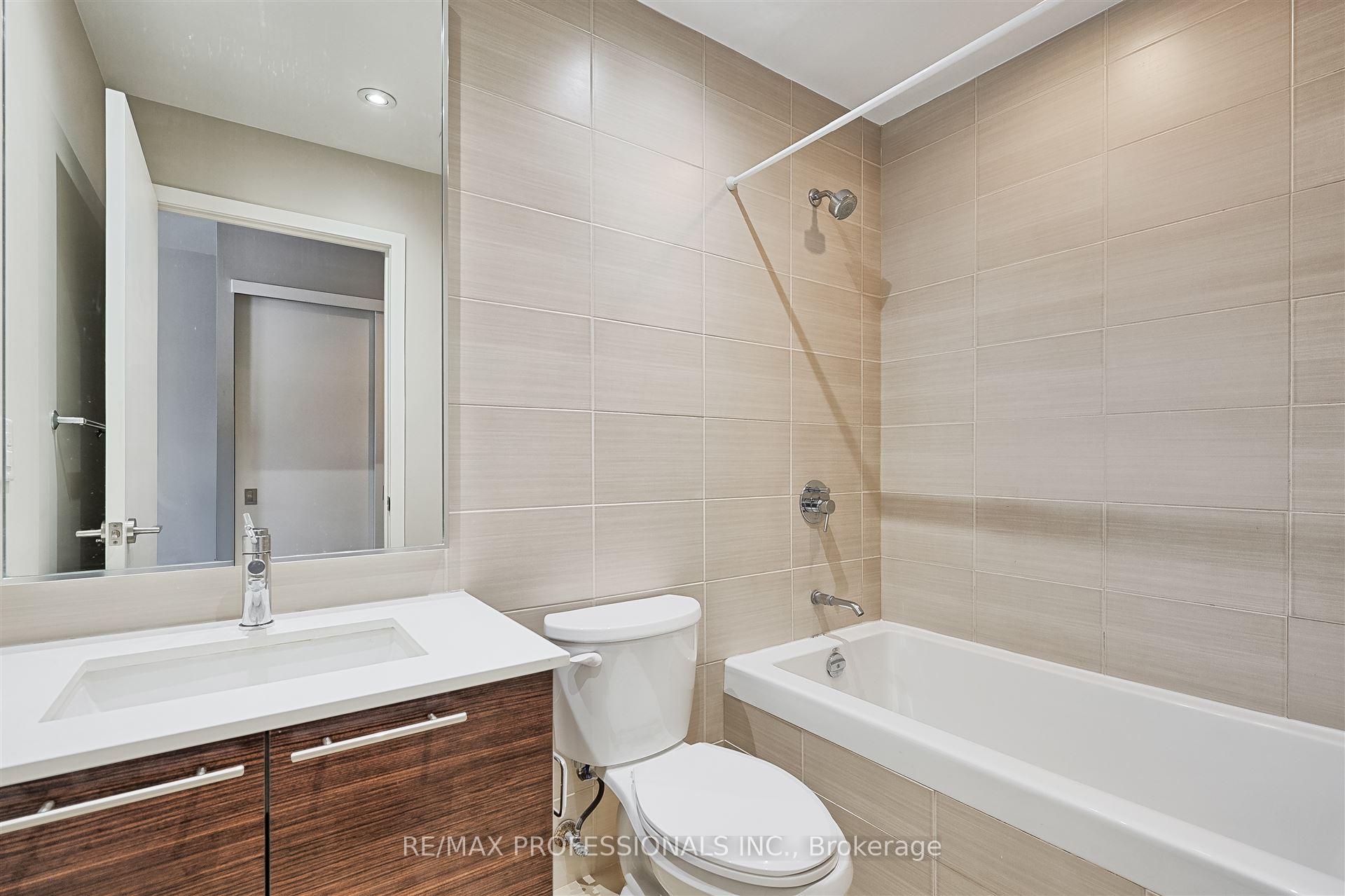 2 Bedrooms Condo at 3 Market, Toronto For sale