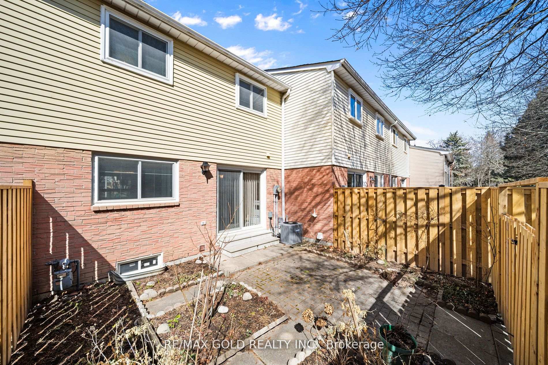 4 Bedrooms Condo at 1050 Shawnmarr, Mississauga For sale